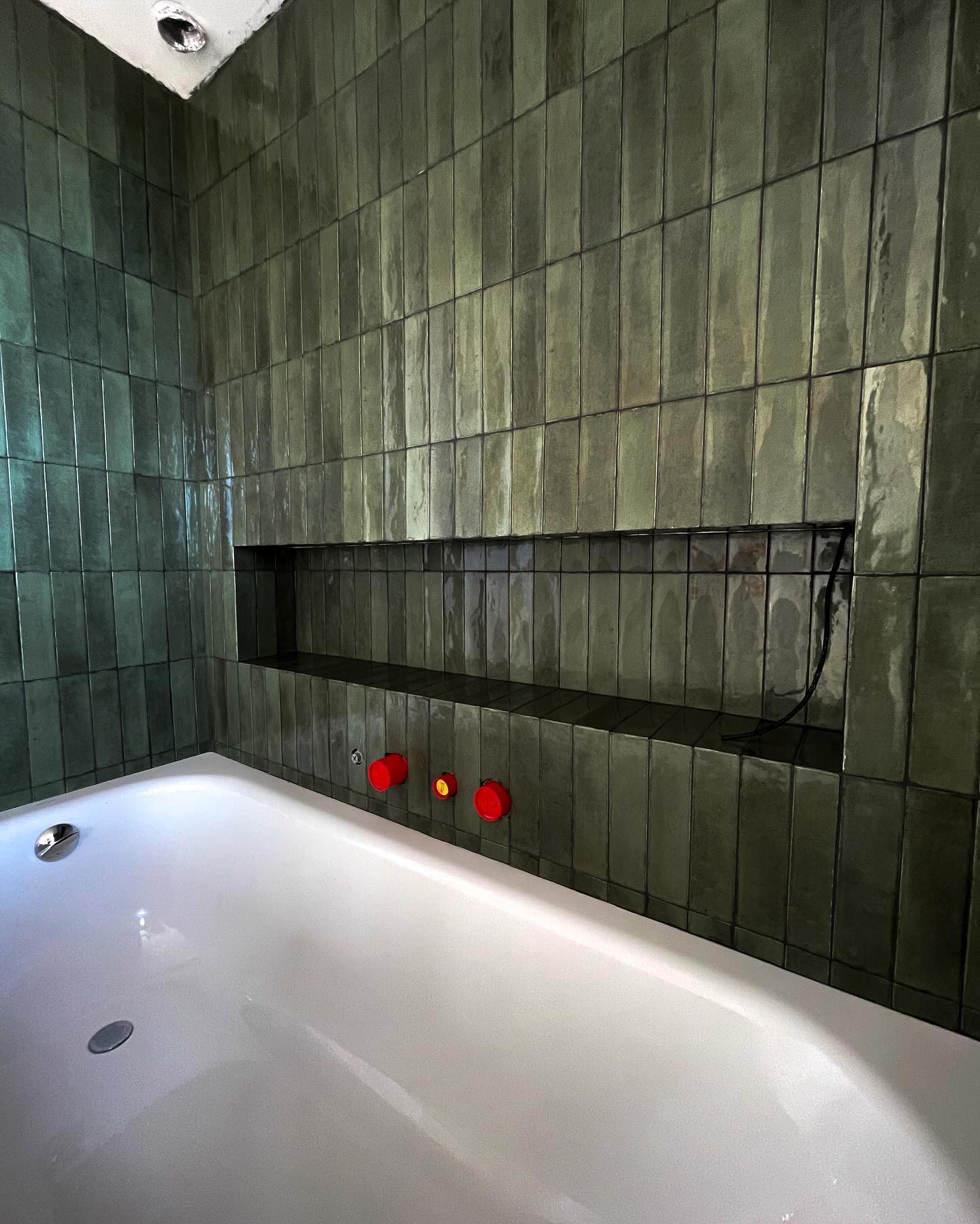 Collection Brit de Fondovalle couleur Mint.
Dimensions 6x24,5cm.
Niche avec coupes biseaux.