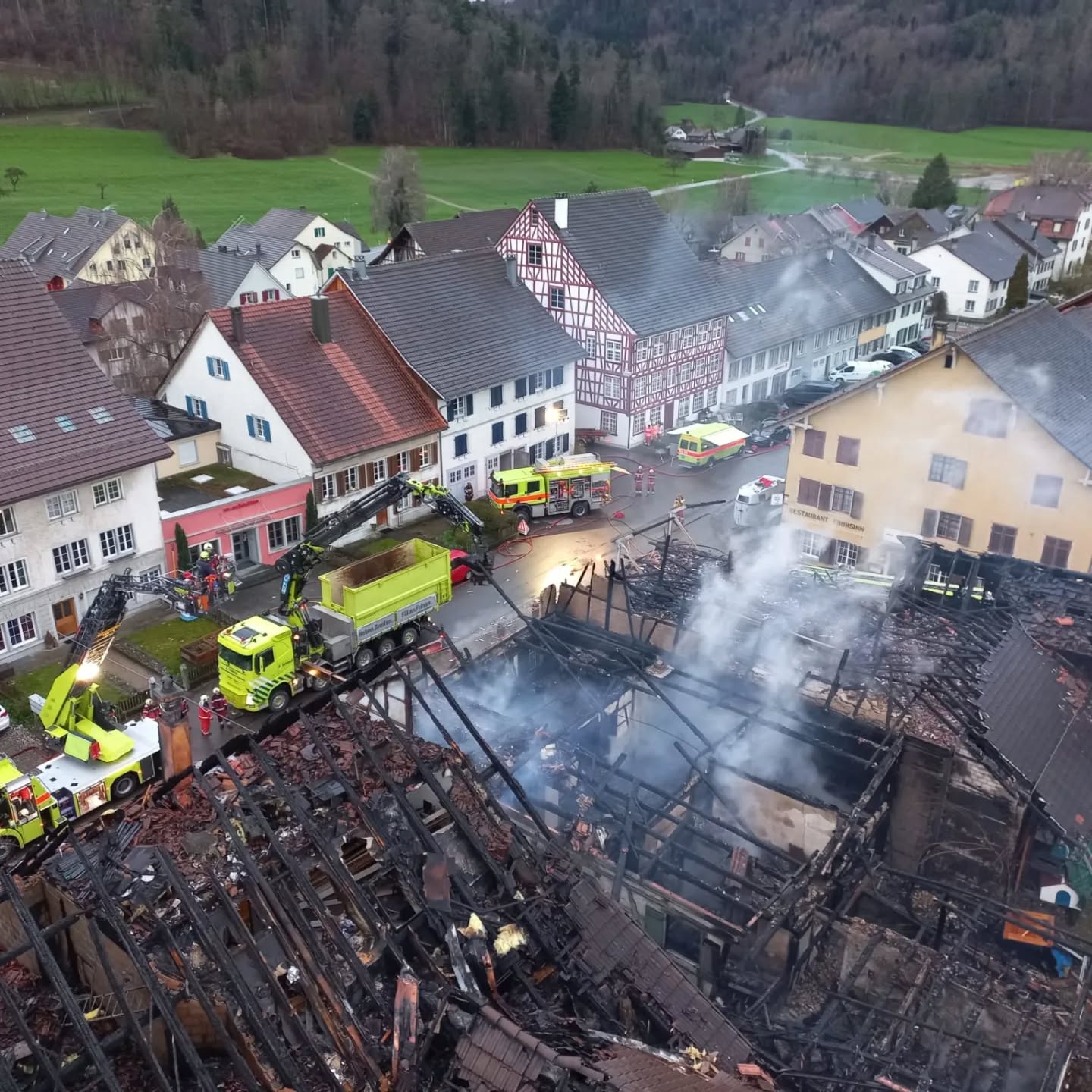 Die Feuerwehr TWW unterstützte mit Ihrer Autodrehleiter ADL die Feuerwehr Eulachtal bei den Löscharbeiten im historischen Dorfkern von Elgg. Vielen Dank für die gute Zusammenarbeit.
Feuerwehr Eulachtal, @feuerwehr_elsau_schlatt @fwwiesendangen @feuerwehr_volketswil, Schutz&Intervention Winterthur, Zivilschutz Eulachtal, @kantonspolizei_zuerich
#feuerwehr #feuerwehrtww #swissfirefighter #118swissfire #118 #feuer #grossbrand #vollbrand #nachbarschaftshilfe #turbenthal #wila #wildberg #elgg #adl #dorfkern