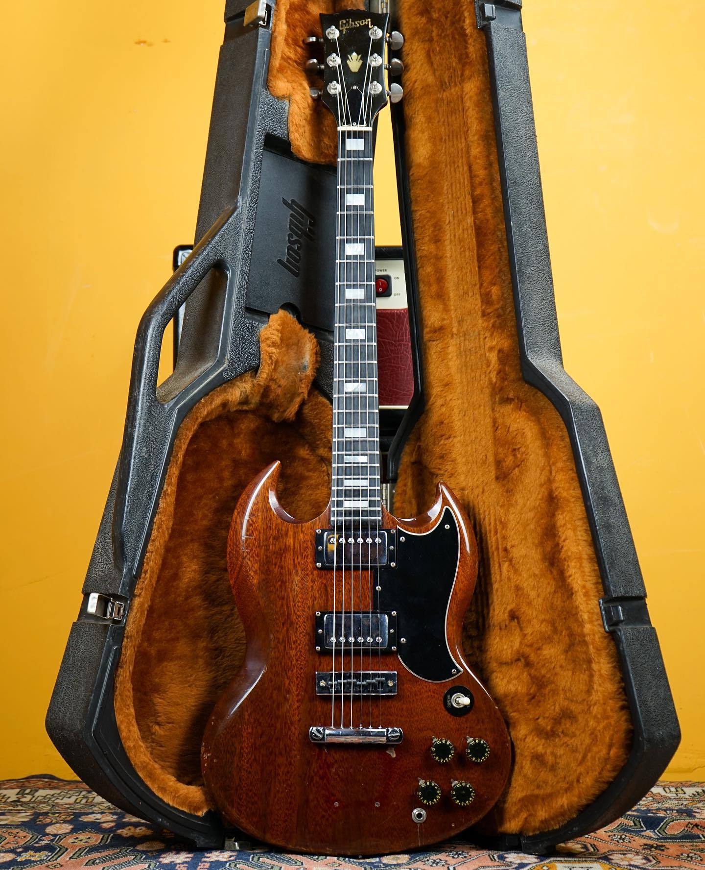 In for #Gibsunday
1974 Gibson SG in (naturally faded) Cherry Red.
Paired with a slightly layer ‘Chainsaw’ case.