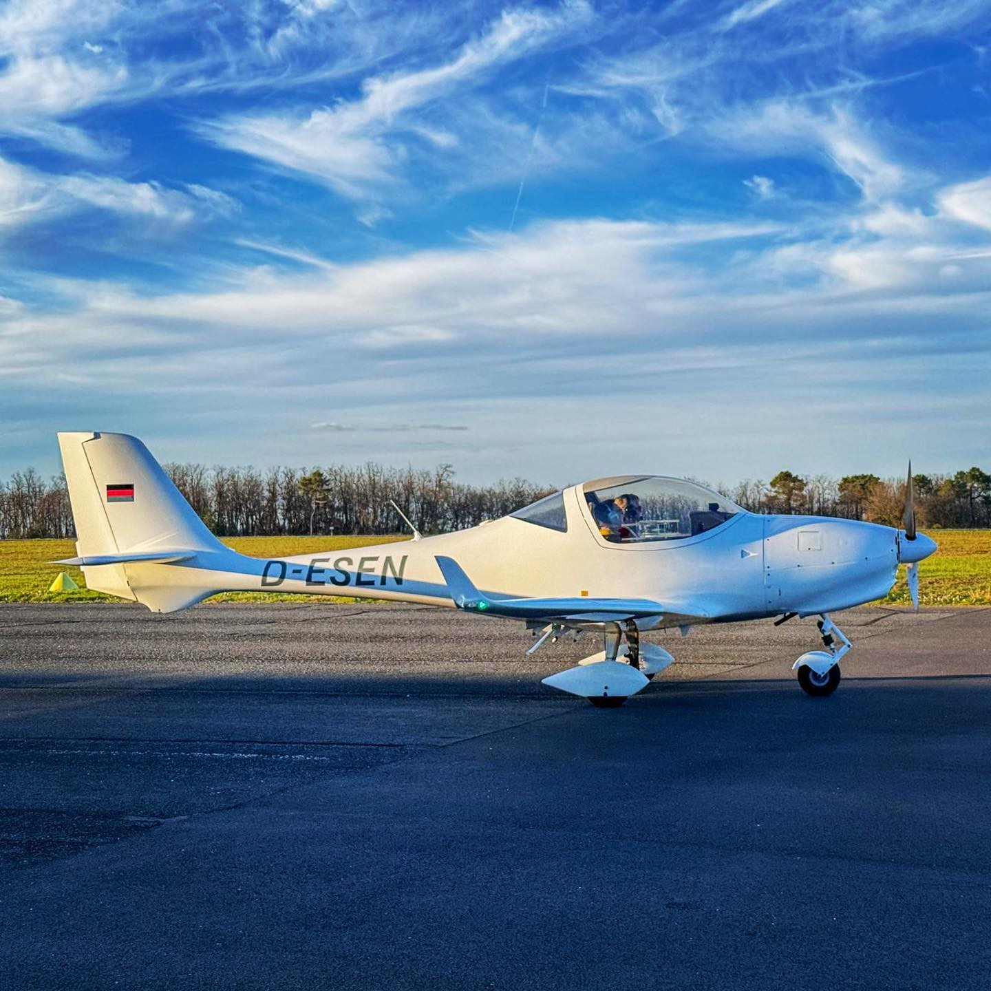 Nouvel avion à l’aéroclub ! 🔥
L’Aeroclub du sarladais compte maintenant un Aquila AT-01 dans sa flotte , un biplace motorisé par un moteur rotax silencieux et économe en carburant.
Il a été convoyé depuis Essen en Allemagne par notre Président Jean Pierre et notre trésorier Patrick pour atterrir sur notre terrain de Domme ✨
#avion #aeroclub #aquila #at01 #instragramaviation #aviation #aviationlovers #avions #convoyage #vols