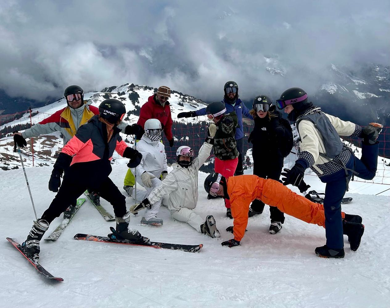 Morzine โ24 we did it again! I already miss our Snowga family โ๏ธ๐ง๐ปโโ๏ธ๐
Thank you @emilymergyoga for making it happen again and @3mod3 for the soothing tunes from @4beat mornings through @yin evenings and into the kitchen ๐ช๐ถ