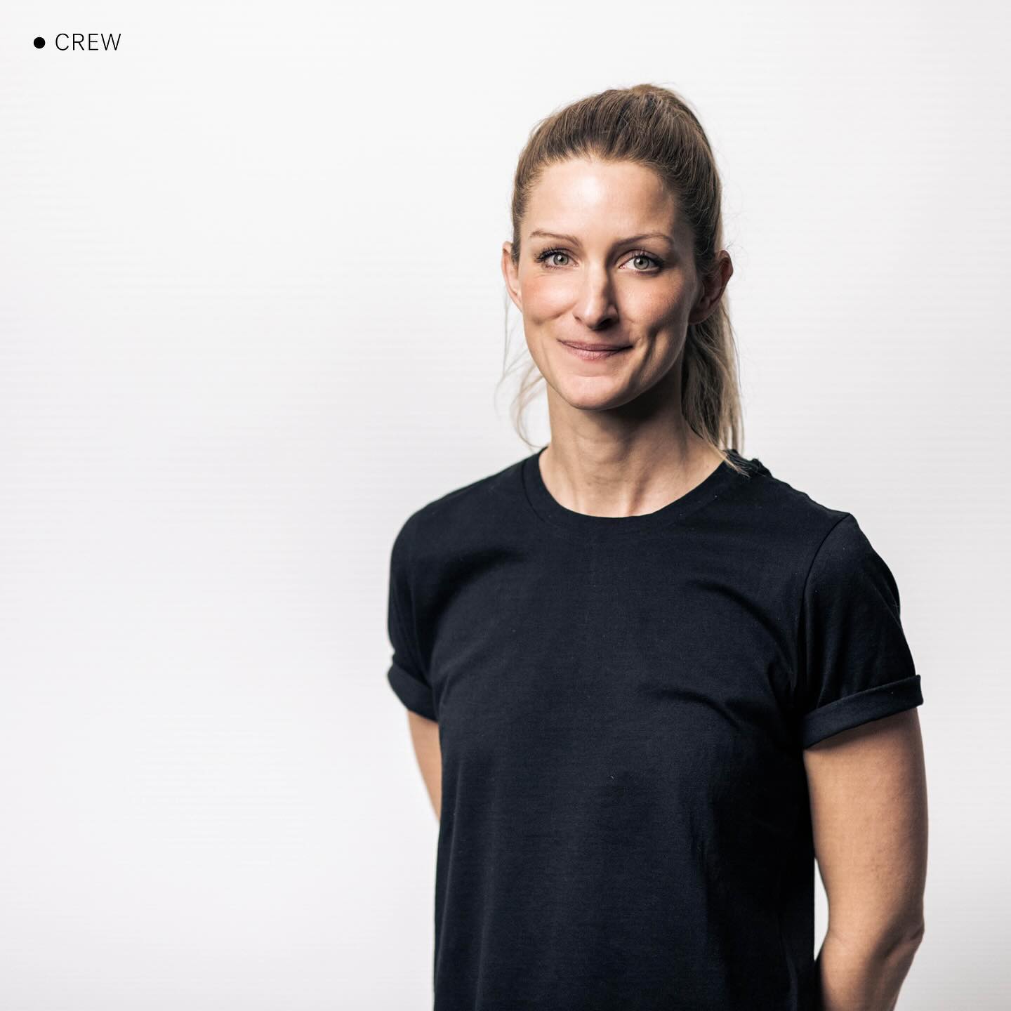 Who the f*** are you?
〰️ Zeit, dass wir mal unsere Club-Gesichter vorstellen!
Starten wir mit Wiebke.
Sie ist unsere Co-Founderin, im Wesentlichen für alle Themen rund um Marken (Strategie, Design, Konzeption, Workshops usw.) zuständig, hält all unsere Grünpflanzen am Leben, liebt Typografie, Konfetti, Malerei, ihr Gewächshaus uvm. 👉🏼 Swipe for more information.
Fragen? Einfach mal auf einen Kaffee vorbeikommen in unserem Office in München oder anrufen.
@wiebketamm
#crew #nopantsclubmünchen #wiebketamm #geschäftsführung #designteam