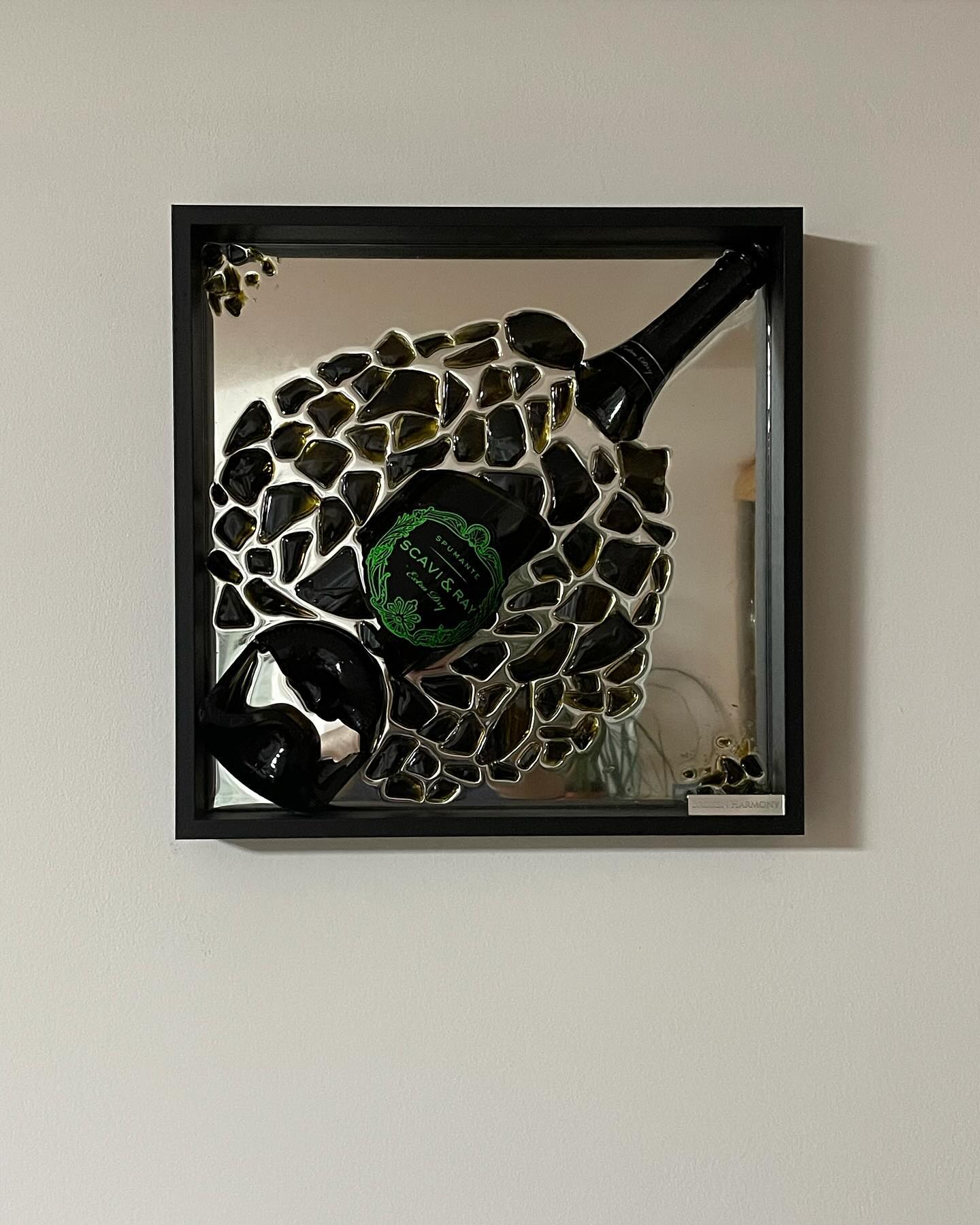 Eine SCAVI & RAY FLASCHE (grün) im 40x40 cm Spiegelrahmen mit Epoxidharz übergossen. 🔨🍾 #brokenbottleart #epoxy #epoxidharz #art