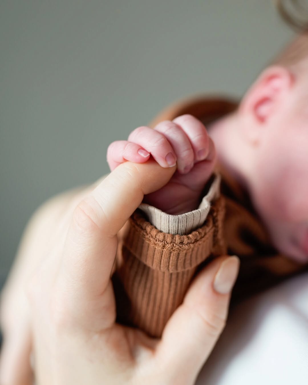 In juli voor het laatst iets gepost.. Maar mijn afwezigheid heeft wel een hele goede reden: ik ben in januari moeder geworden 🥰🥳 Ik heb nog t/m september gefotografeerd, maar daarna was het tijd om te bewerken en albums te maken zodat die voor mijn verlof nog afgemaakt konden worden. Onwijs genoten van alle bruiloften die ik afgelopen zomer heb mogen fotograferen en super leuk dat baby Bram daar ook onderdeel van was 😍🥹 Ook zijn er zó veel beelden die ik nog met jullie wil delen! Verwacht een inhaalslag de komende tijd met beelden van vorig jaar 📸 En binnenkort nieuwe beelden want de eerste bruiloften staan weer op de planning in mei! 🥳