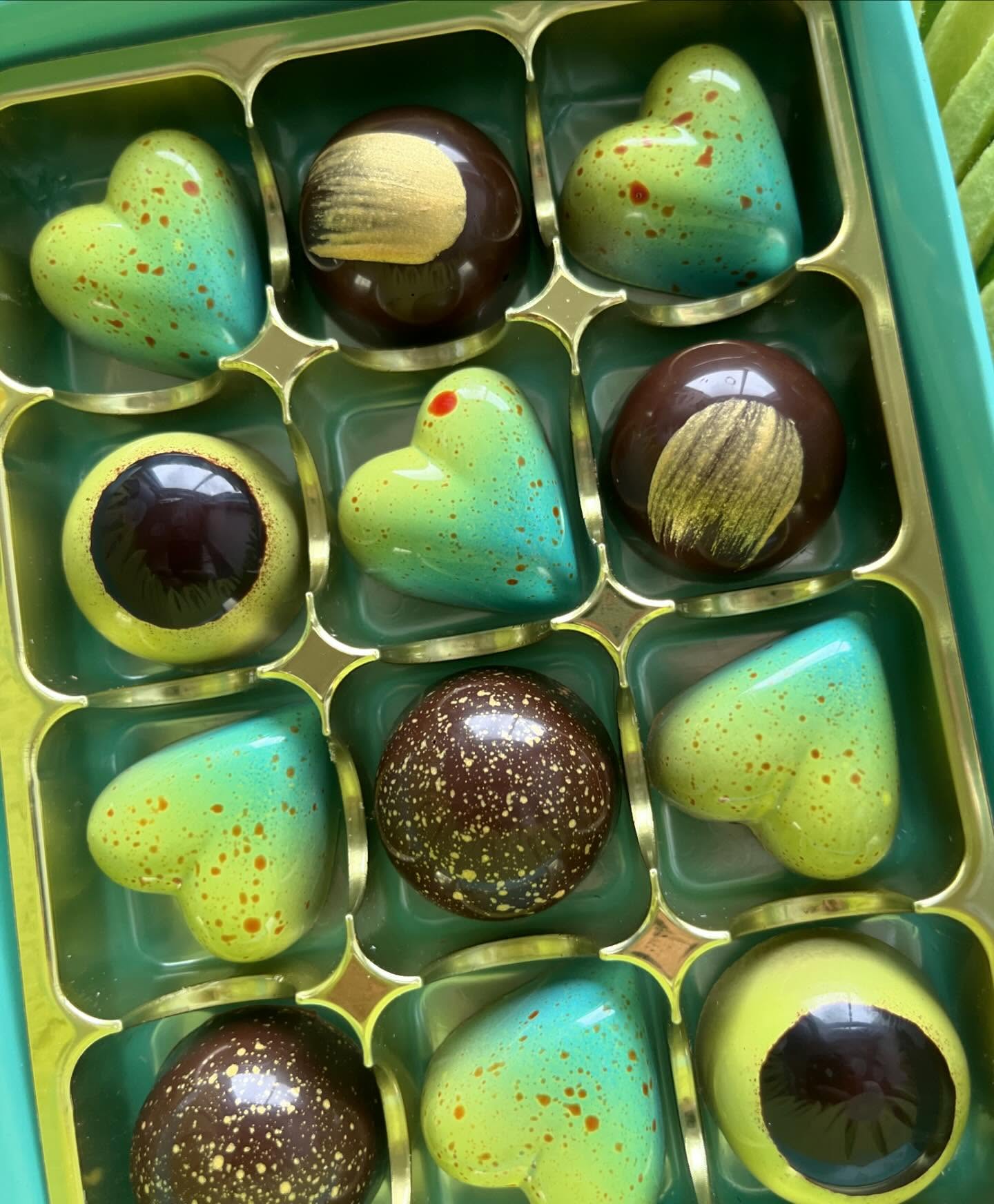 Adding a bit of an Easter theme into our collection 🐣🐇🪺
📸 Flavours:
Praliné noisette
Salted caramel and a hint of vanilla
Banana and pecan praline
Baileys Irish cream (Why not! 🍸)
Next upcoming market is
📍@oldspitalfieldsmarket
🗓️ Friday the 22nd of March
Find us daily
@urbanmakers_uk & @funkycellar and grab your favourite bar 🍫
See you soon 🐰
#choco #chocolovers #artisanmade #easterchocolate #artisanchocolate #finefood #finechocolate #handmade #handmadeinlondon #beantobar #craftchocolate #shoplocal #eastlondon #shoreditch #foodies