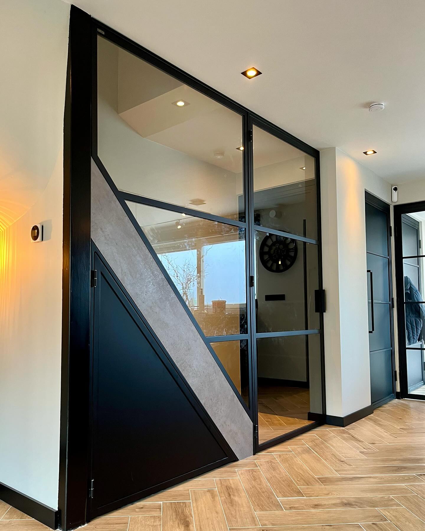 Stalen scharnierdeur geplaatst met een trapafsluiting. Schuin gedeelte onder de trap hebben we netjes dichtgemaakt met een kleine deur.
Prachtig stukje maatwerk!💫
#stalendeuren #stalendeur #scharnierdeur #staal #glas #interieur #interieurdesign #inspiratie #woonkamer #woonkamerinspiratie #styling #maatwerk #ambacht #almere #flevoland #trap #traprenovatie #trapafsluiting #stalenbinnendeuren #steeldoors #wesselssteelworks