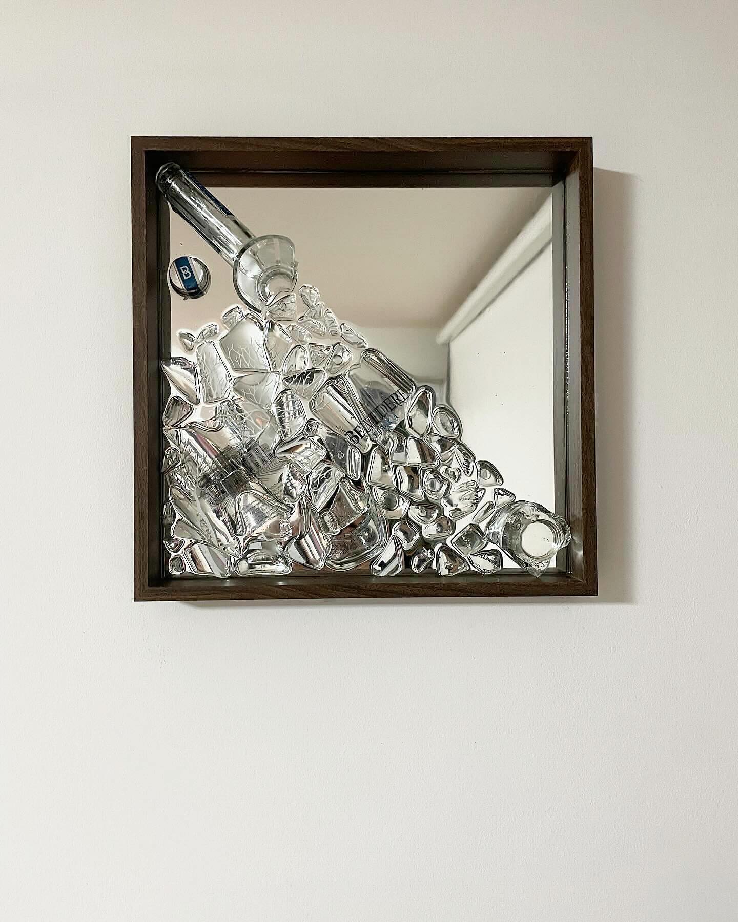 Eine Belvedere Flasche im 40x40 cm Spiegelrahmen mit Epoxidharz übergossen. 🔨🍾 Perfekt für Selfies geeignet. 📸 #brokenbottleart #epoxy #epoxidharz #art