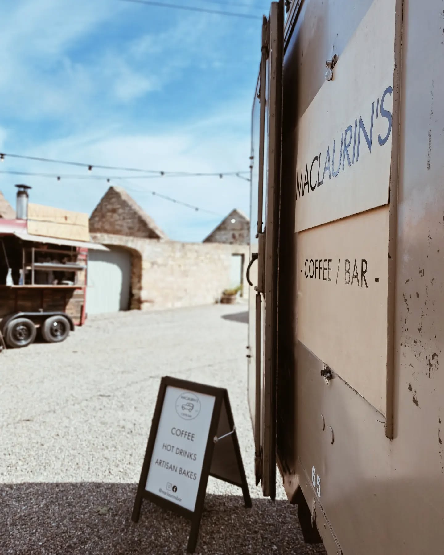 A stunning day at the wonderful @thecowshedcrail serving post wedding coffeesโ๏ธ and drinks ๐ธ
alongside @wildfirepizza45 ..