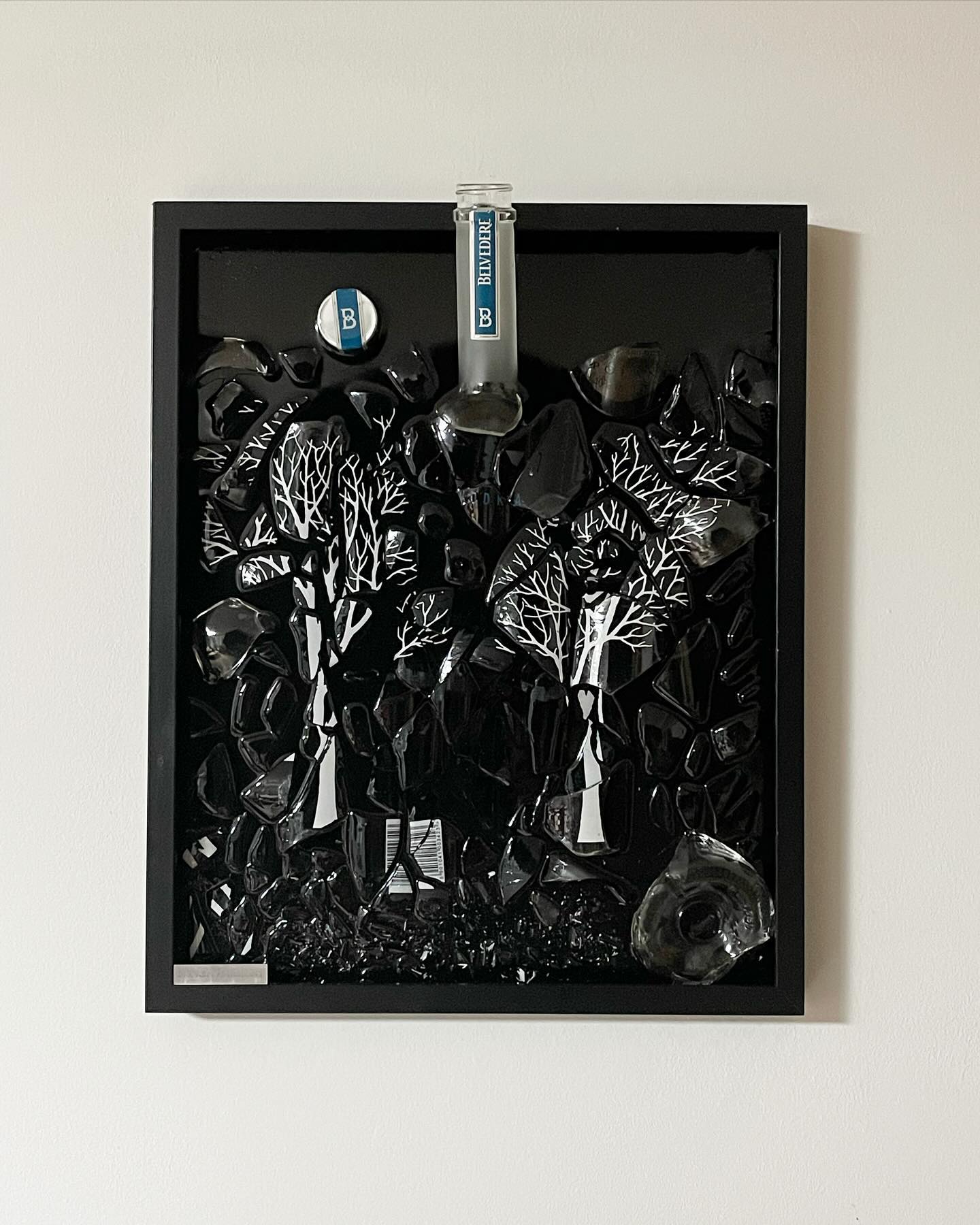 Eine Belvedere Flasche im 50x40 cm Bilderrahmen mit Epoxidharz übergossen. 🔨🍾 Detailliert zusammen gepuzzelt. 🧩 #brokenbottleart #epoxy #epoxidharz #art