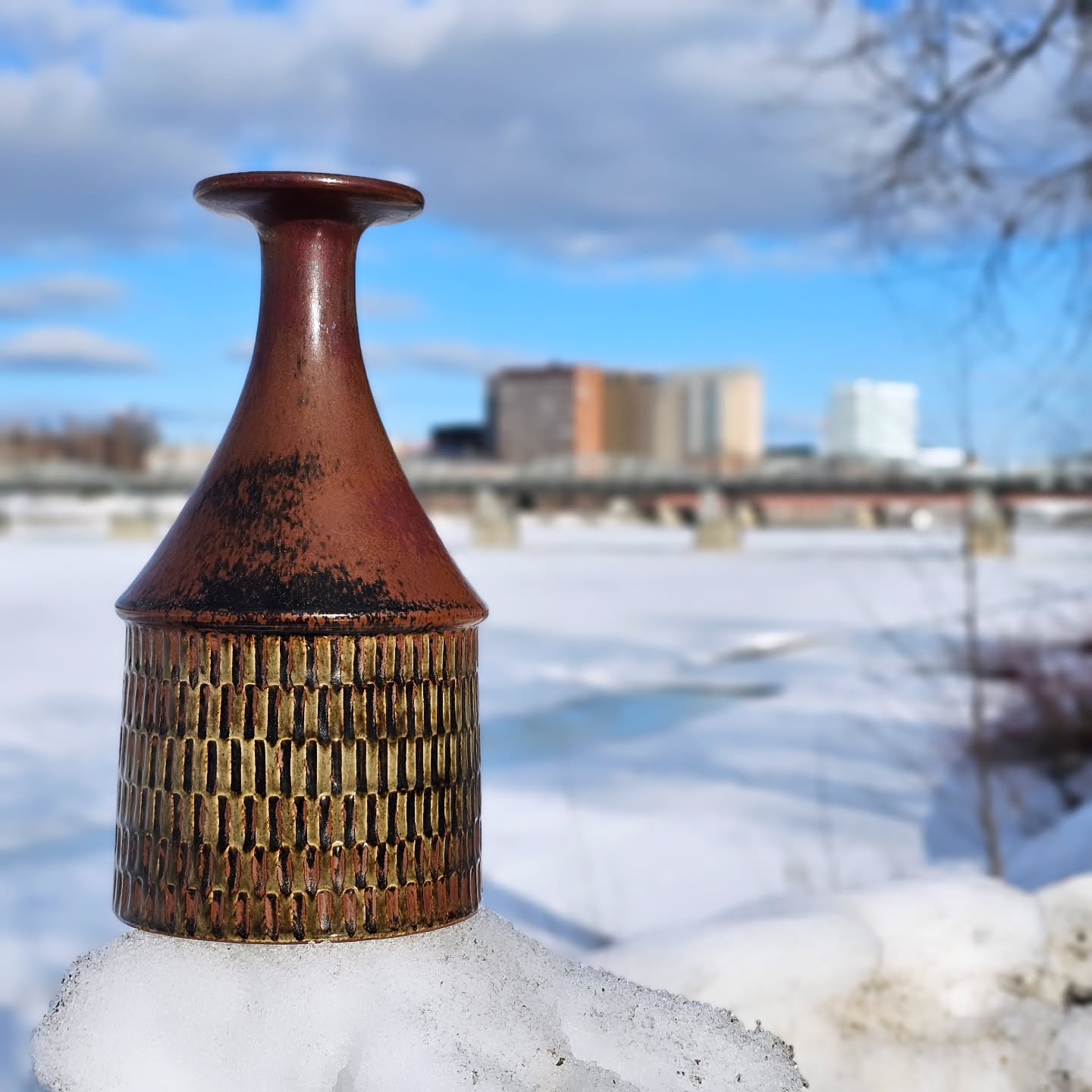 Stig Lindberg-vas med hemmastaden i bakgrunden! Klubbas under auktionsavslutet på torsdag 28:e mars.
#stiglindberg #gustavsberg #auktion #keramik #norrlands #norrlandsauktionsverk