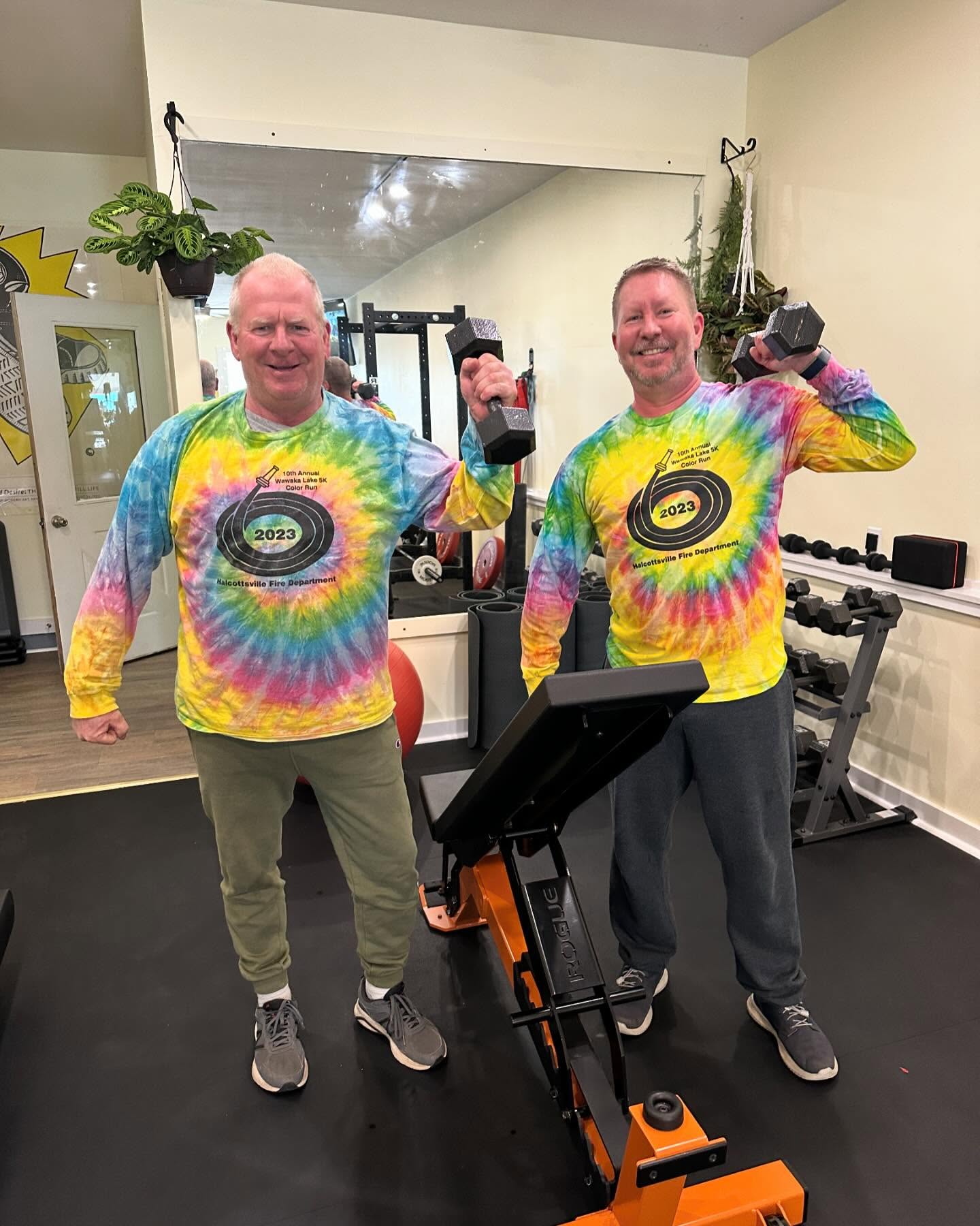 When your back to back clients show up wearing the same shirt. And they both DOMINATED their workouts! Ropes, deadlifts, down ups, sand bags and more! Be like Bernie and Jeff and come work out at the Studio. Membership, group classes, personal training, pick your (anti) poison. (On Wednesdays we wear tie dye.)
#gymgoals #slayed #personaltraining #tiedye #deadlifts #workout #roxburyny #visitroxbury