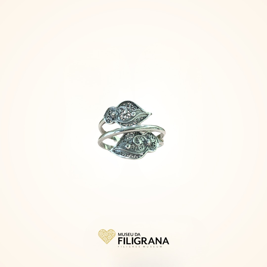 Anselmo 1910 apresenta na loja do Museu da Filigrana o anel duplo coração de filigrana em prata.
Presenting at The Filigree Museum store the sterling silver double filigree heart ring.
#anel #filigrana #joalharia #coraçao #viana #prata #ring #filigree #jewelry #heart #sterlingsilver #portugal #new #handmade #manual