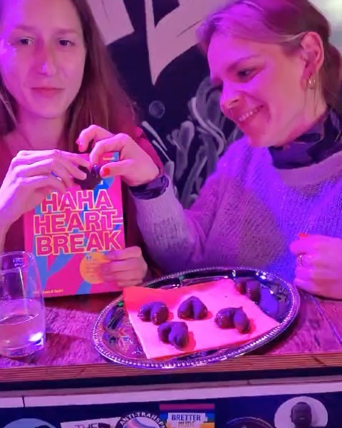 💥 𝒞𝐿𝐼𝒯𝐸𝑅𝒜𝒯𝒰𝑅 💥 numer cztery mit der tollen @olivia.kuderewski #hahaheartbreak @volandquist 🩷 ja, wir haben herzen gebrochen (ging schnell ;)) und über polnische kuttel-suppe geredet (flaczki) und über olivia newton john und schon auch über male gaze und wann sex eigentlich feministisch ist und das alle ja irgendwie online dating haten und über peaches song fuck the pain away und diesen zwischenzustand nach einer trennung und vor einer neuen beziehung und was überhaupt ist liebe und meine oma meint ja, die liebe findet dich auch im gefängnis, aber die meinte das nicht romantisch sondern als drohung und was soll ich sagen wir alle kennen das ja irgendwie mit der selbstakzeptanz und dem panzer, den wir dann anlegen, während wir alles andere ausziehen .... genau um sowas gings auf der blauen couch 🛋️ und um noch viel mehr 🩷 danke an sofie @ewerkfreiburg und @mumukry für alles & wohlfühlmanagement & food & herzen, die wir brechen durften 💔 und riesen dank wie immer @josfritz.buecher bester laden überhaupt & danke olivia fürs schreiben und reden und funny und deep sein 🫶 Dziękuję!