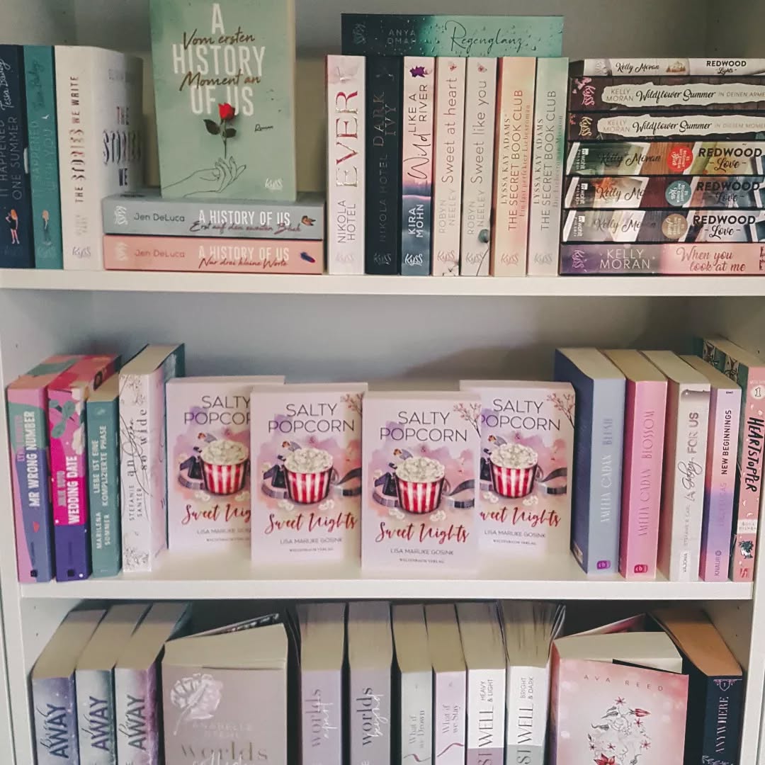 🖤🌻 Die Buchmesse steht vor der Tür.
Ich weiß zwar noch nicht, was ich anziehe, aber wenigstens sieht mein Debütroman gut aus. 😁
Klappentext:
Das was wirklich zählt, liegt manchmal jenseits der Oberfläche unserer Ambitionen.
Für Hannah ist das Studium in Amsterdam der große Traum, bis sie merkt, dass sie der Nebenjob im Kino glücklicher macht, als es Lehrbücher oder Vorlesungen je könnten. Dylan, der Besitzer des kleinen, an den malerischen Kanälen gelegenen Programmkinos, hat derweil mit einer schwindenden Zahl von Besuchern zu kämpfen. Die zunehmende Anziehungskraft konkurrierender Kinos macht es ihm schwer, seinen geliebten Cosmos Palace über Wasser zu halten. Gemeinsam tüfteln sie an einem Plan für die Rettung des Kinos. Vor der Kulisse gruseliger Horrorfilme, dem verlockenden Duft von frischem Popcorn und dem Nervenkitzel von Halloween-Partys beginnt Hannah zu erkennen, dass ihre Mission weit über das Kino hinausgeht.
Eine herzerwärmende Geschichte und die Erkenntnis, dass eine gemeinsame Leidenschaft die Macht hat, Leben zu berühren, Schicksale zu formen und ein dauerhaftes Vermächtnis zu schaffen, das weit über die Leinwand hinausreicht.
#debüt #popcorn #saltypopcornandsweetnights #Veröffentlichung #lisamarijkegosink #weltenbaumverlag #verlag #writing #wannabewriter #romance #creative #author #projektpopcorn #autorin #autorenleben #cosyromance #Bookstagram #Bücher #books #bookaddict #buchliebe #bücherwurm #bookaholic #bookstagramgermany #bookishlove #bookiesupport #bookiesunited #swiftie #lbm2024 #leipzigerbuchmesse