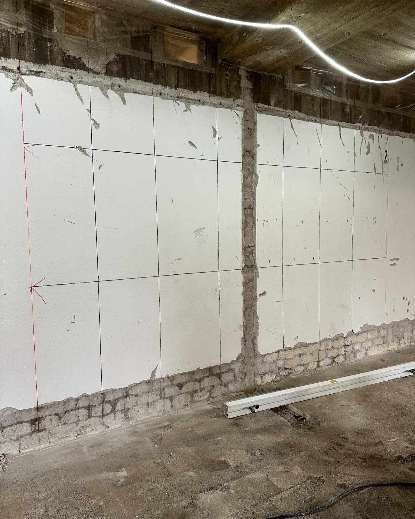 Vägg nr 2 klar! Så tar vi tredje och sista på måndag! Trevlig helg önskar JMS HÅLTAGNING