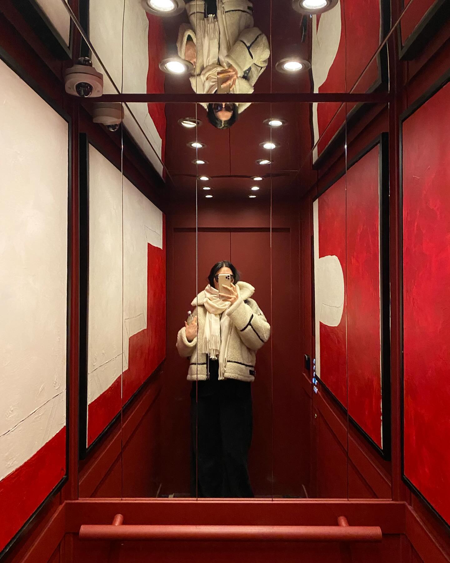 Winter bits and the usual suspects of my daily habits. Breakfast. Reading. Music. Mindfulness practices. & Mirror selfies. 🕊️