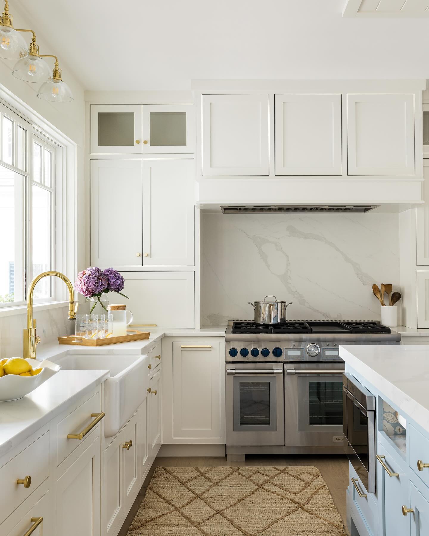 Happy Spring and hello sun! #customhomes #kitchen #kitchendesign #marthasvineyard #marthasvineyardlife #marthasvineyardstyle #customdesign #residentaldesign #interiordesign #interiordesigners #housebeautifulmagazine #newenglandhome #edgartown #interiorstyling #architecturaldesign @joyellewest