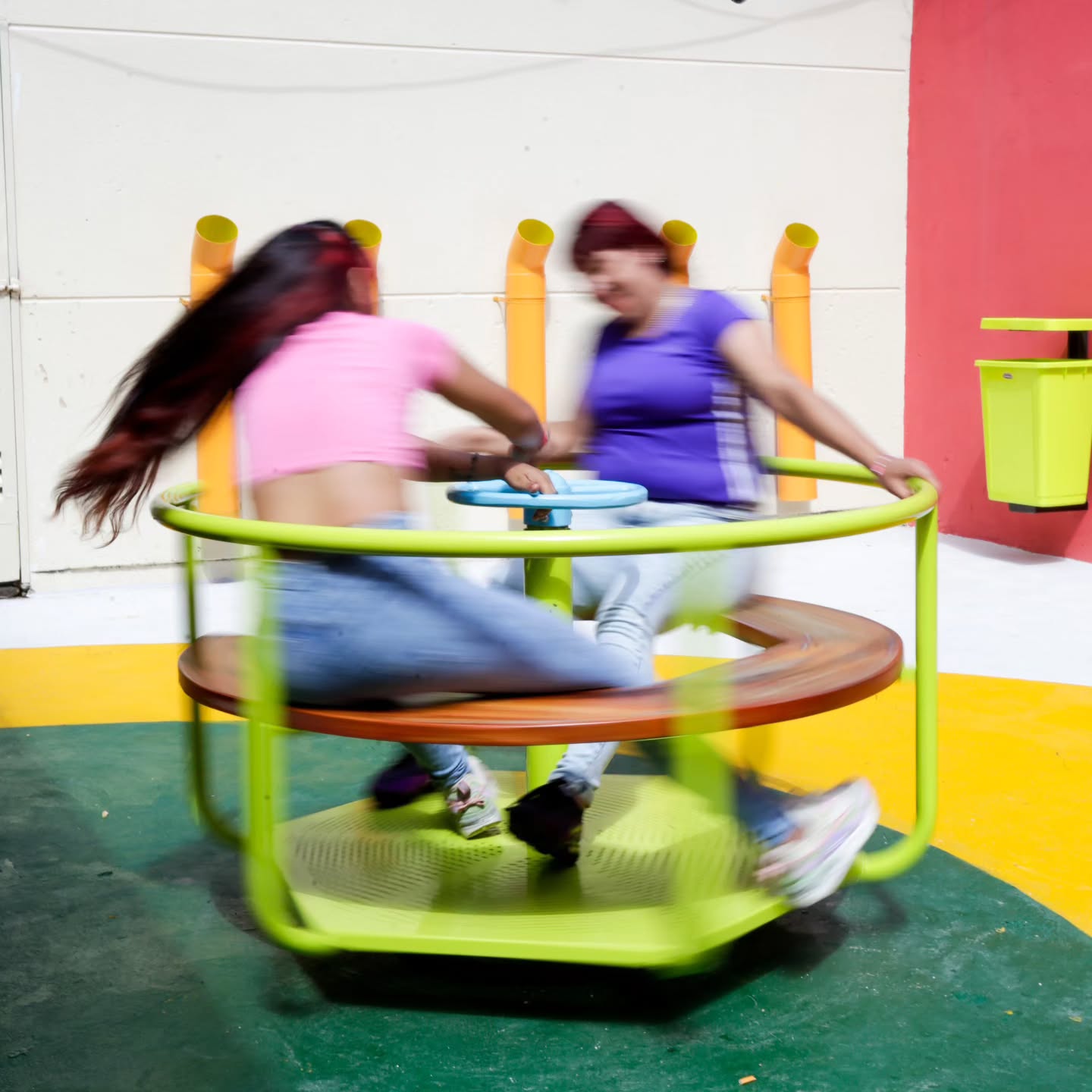 Inauguración del Espacio para las infancias en el penal de San Martín.
Un proyecto construido entre las mujeres de la Unidad 46, Ingeniería Sin Fronteras Argentina, el Centro Universitario San Martín (CUSAM), el Servicio Penitenciario Bonaerense y la Municipalidad de San Martín, con la convicción de trabajar por los derechos de los niños, niñas y adolescentes que transitan el ámbito carcelario.
Esta obra es el resultado de la perseverancia de una red de actores y de las mujeres que diseñaron y construyeron este espacio para que los niños y niñas que las visitan puedan vivir una experiencia diferente.
#DerechosHumanos #DerechosMujeres #Infancias #NiñezyCarceles
El copy se lo copié a isf-ar ;)
1 - Internas del penal inaugurando calesita.
2 - Infancia disfrutando el nuevo espacio
3 - @nat.zlachevsky y Lalo de @cusam.unsam
4 - Dirección del Penal
5 - Abrazo
6 - Corte de cinta
7 - Marcela Ferri Secretaria de Mujeres género e infancias, de @sanmartingob
8 - Patio para visitas
9 - Int penal
10 - Equipo de @ingenieriasinfronteras_ar foto cortesía de @r4faela__