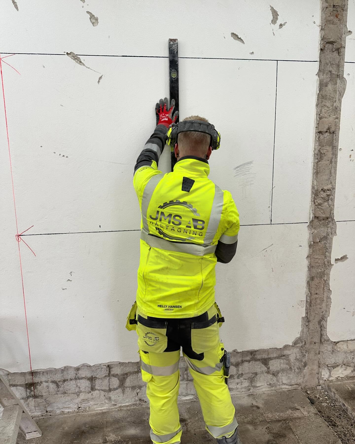 Idag börjar Simon såga ned vägg nr 2. Från golv till tak.
Trevlig torsdag önskar JMS HÅLTAGNING!