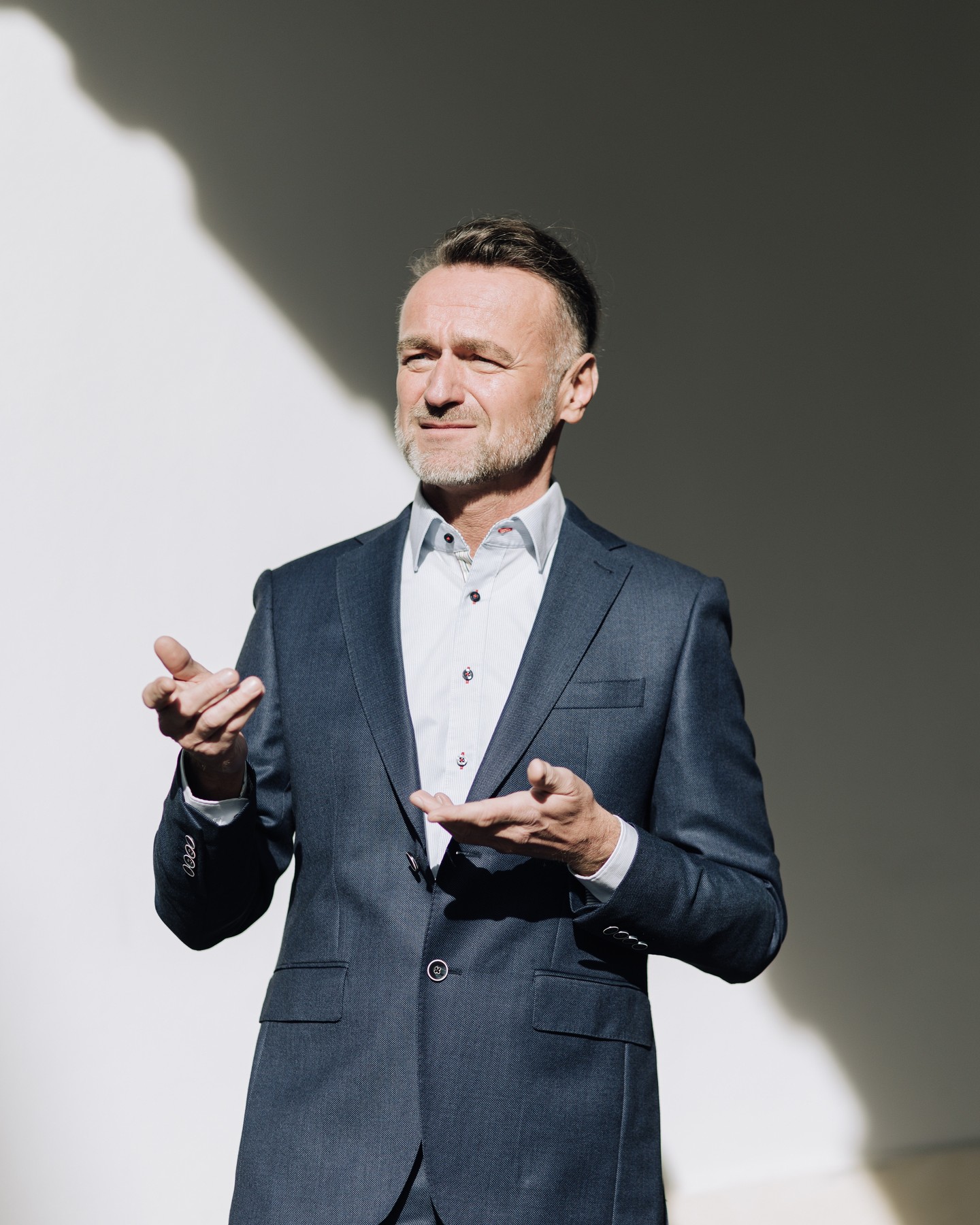 Wozu benötigst gerade DU Personal Branding Bilder?
🔍 Ganz einfach! Sie sind der erste Eindruck, den potenzielle Kunden von dir oder deinem Unternehmen bekommen. Hochwertige Porträts können das Vertrauen stärken und deine Glaubwürdigkeit unterstreichen. 🌟
📌 Ob für dein LinkedIn-Profil, deine Website oder deine Social-Media-Kanäle - professionelle Business-Porträts sind ein Muss für jedes erfolgreiche Image. Und genau hier kann ich dir helfen! 📷💼
💼 Interessiert an einem Business-Porträt- oder Personal-Brand-Shooting? Lass uns zusammenarbeiten, um das Beste aus deinem Image herauszuholen! Besuche meine Website unter www.fotoloft-zittau.de oder kontaktiere mich direkt unter 01624013891 für weitere Informationen und Preise. 💬✨
#FotoloftZittau #ImageistAlles #blueberryphotoart #zittauerfotografin #ilovezittau #zittaulebendigestadt