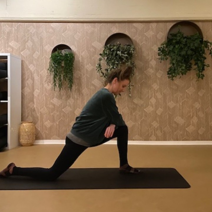 Dragon pose is één van de meest yange houdingen binnen yin yoga. Geen favoriete houding voor de meesten. Zodra ik het liggende alternatief laat zien, is het een groot deel van de groep die daarvoor kiest.
Een heupopener. En we versoepelen met deze houding ook het bindweefsel rondom de psoas spier. Een grote spier die onder- en bovenlichaam met elkaar verbindt en vaak een rol speelt bij rugklachten. Er zijn zelfs theorieën over dat dit de spier van de ziel is en veel emoties vasthoudt.
Vandaar! Dat ik dit juist wél een fijne pose vind: de ziel, emoties, rugklachten 💃💃💃
#yinyoga #yinyogapose #psoas #psoasstretch #psoasrelease #dragonpose #lunge #yogapose #yogaposes