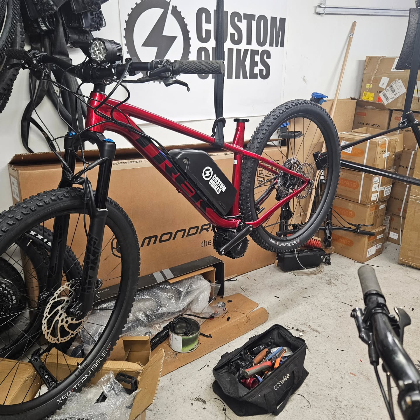 Ny #Trek ebike er klar for vårsesongen.
Kraftig LED lys og offset 42t drev
#customebikes.no #customebikes #customelectricbikes #hardtail #elsykkelkonverting #bafang #bafangmotor #ebikes #elsykkel #elsykkelkit