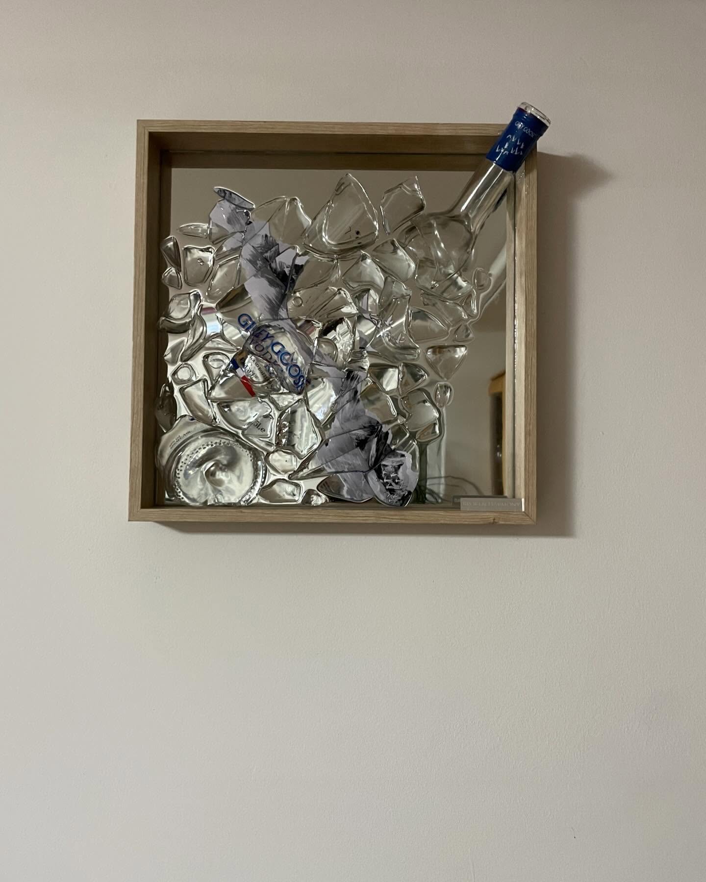 Eine GREY GOOSE Flasche im 40x40 cm Spiegelrahmen mit Epoxidharz übergossen. 🔨🍾 #brokenbottleart #epoxy #epoxidharz #art