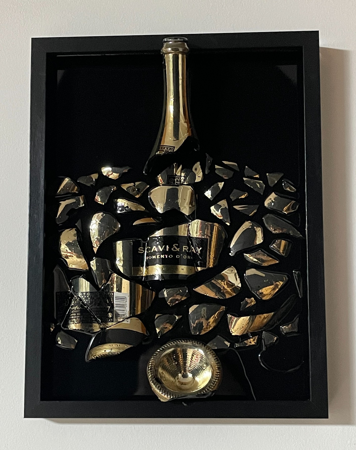 Eine SCAVI & RAY Flasche (gold) im 40x30 cm Bilderrahmen mit Epoxidharz übergossen. 🔨🍾
#brokenbottleart #epoxy #epoxidharz #art
