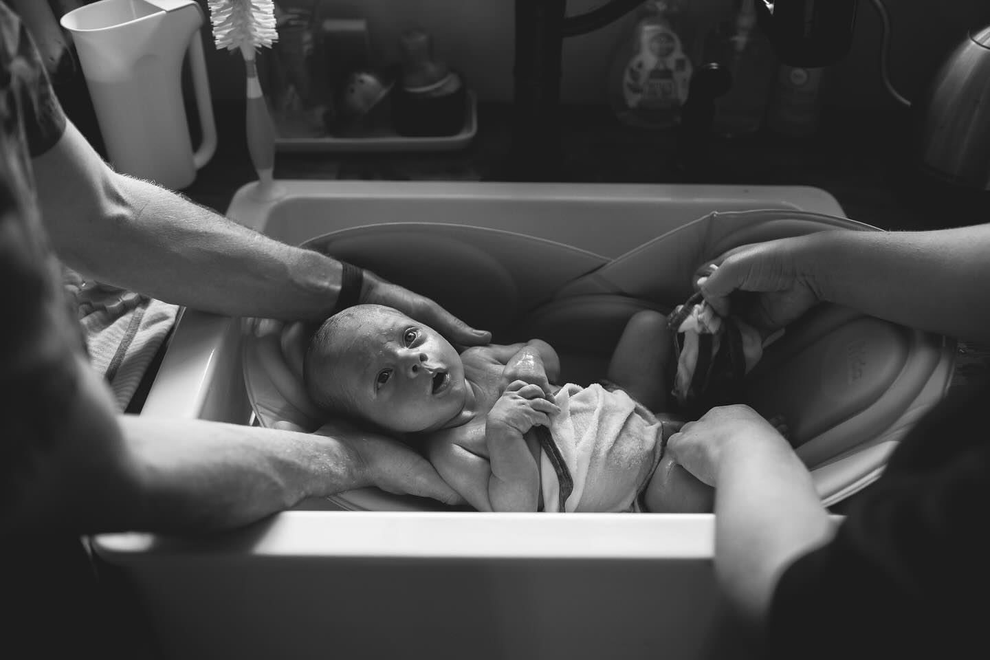 Silas, 4 weeks earthside » Hannah and Patrick welcomed their baby boy together as a beautifully interconnected new-parent-dream-team.🌟 Their mutual emotional and physical support as they learn the ways of parenthood alongside of one another, in addition to maintaining a fantastic (and helpful) sense of humour, really impressed me. What a pleasure it was to witness this special time in their lives. 💙
···Our “First 40” Postpartum and Lifestyle Newborn sessions capture the sacred new beginning of your growing family. Rest, recovery and deep connection are the focus of these magical fleeting days.···
#cassieleahphoto