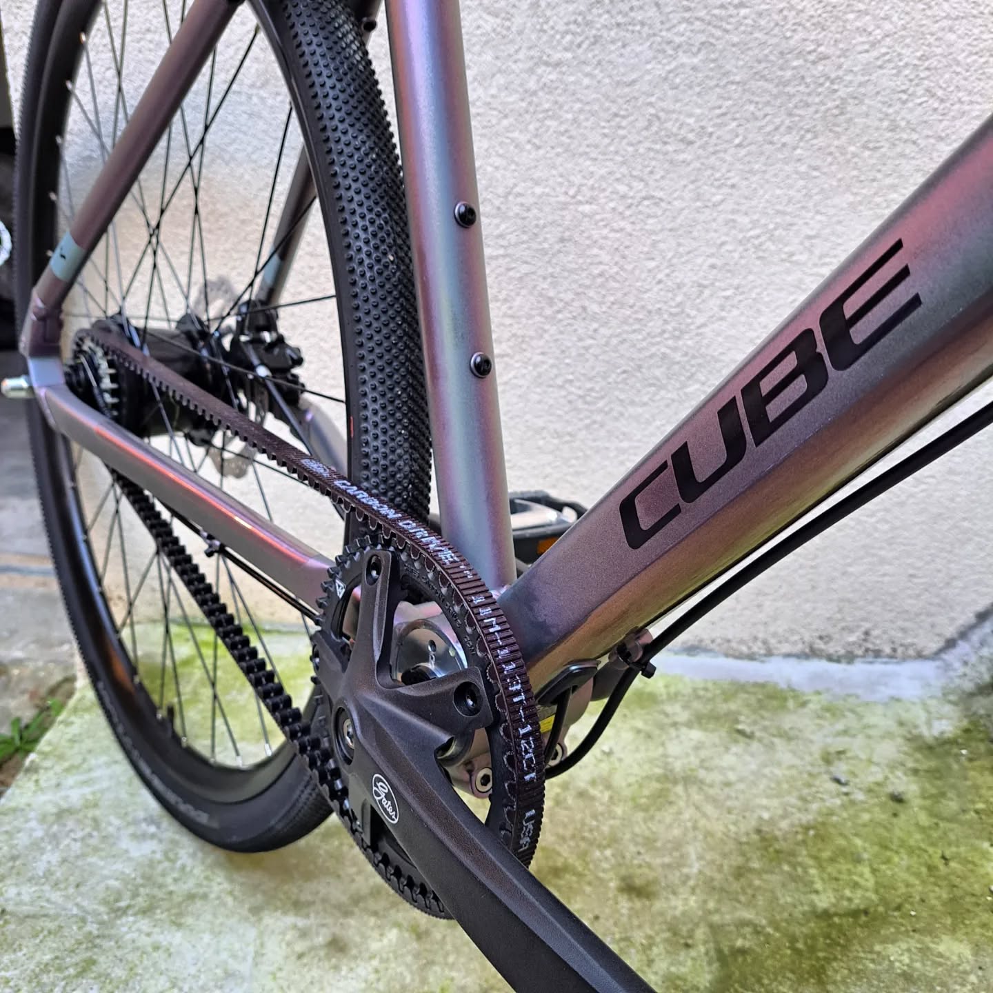 Le Cube Hyde Race et sa formidable couleur Galactic'n'black ✨️
Un vélo nerveux et confortable pour les trajets quotidiens.
Équipé d'une courroie @carbondrive , plus besoin de se soucier de l'entretien de sa transmission !
Pour plus d"infos, passez au magasin 🚴🏼♀️
@cubebikes_fr
#cubebikesofficial #bikecommuting #cubehyde #gatescarbondrive #pourmonvelo #verriereslebuisson #premiumbikes #fitnessbike #velotaff