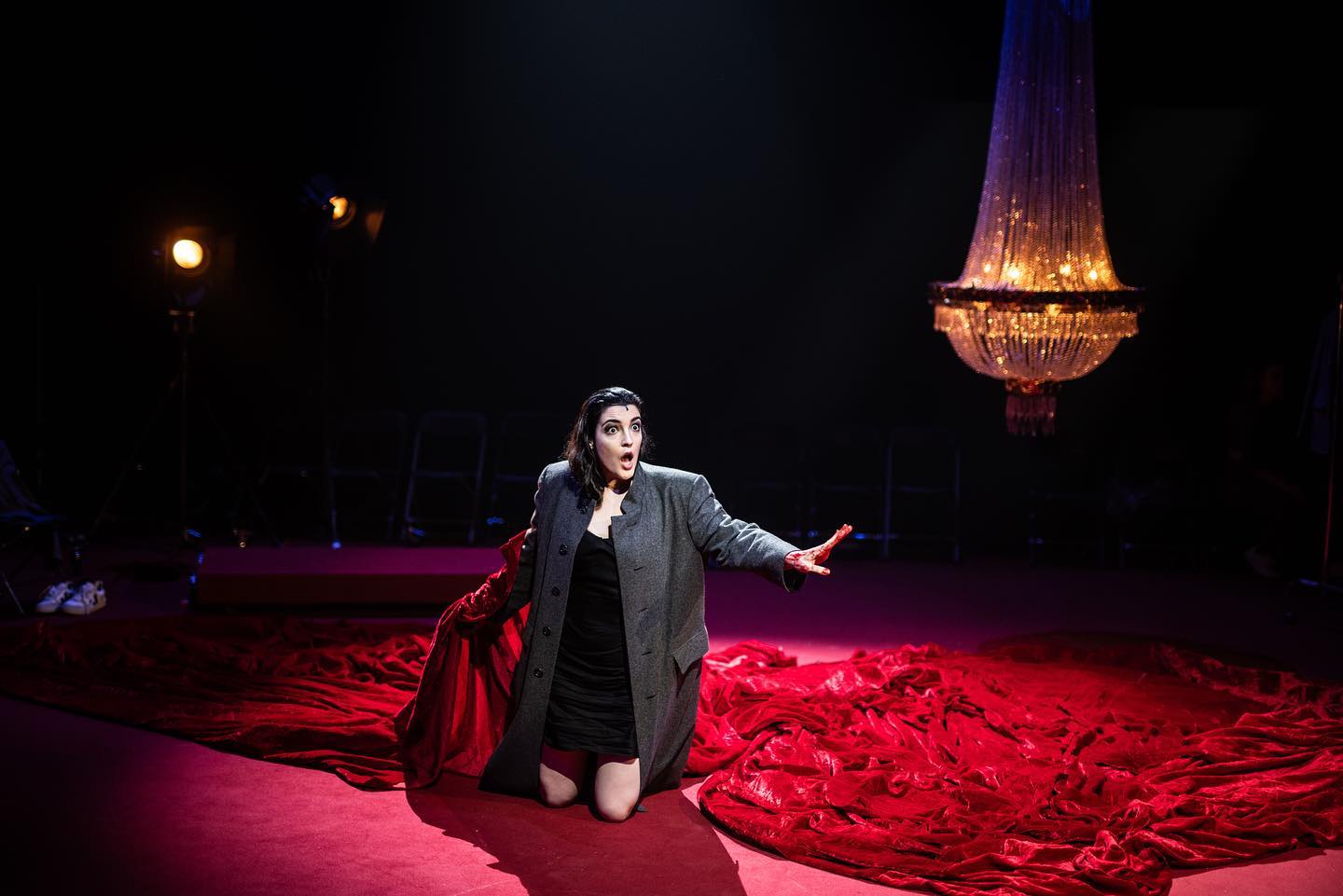 A little late in sharing, but our performances of The Four Note Opera were last weekend. It was so special to be part of the @opera_forward Festival at @nationaleoperaballet - super proud of what this team came up with 🔪🩸🎟️🕯️
📸 @bart_grietens_photography
team:
direction @kenza_koutchoukali
scenography @yannickverweij
dramaturgy @laura.roling wout van tongeren
musical direction @alejandro_cantalapiedra
light coen van der hoeven
movement @grootelmaartenvan @create_dance_music
tech @roy.vanzon.1
cast:
Soprano @sophiahuntsoprano
Mezzo @martinamysk_mezzo
Tenor @salvadorvillanuevaz
Baritone @derbasrichtergeorgiy
Bass @mark_bayev_bass
Pianist @daniel_ruizdco
performed @opera_forward @nationaleoperaballet in coproduction with @operazuid and @reisoperanl