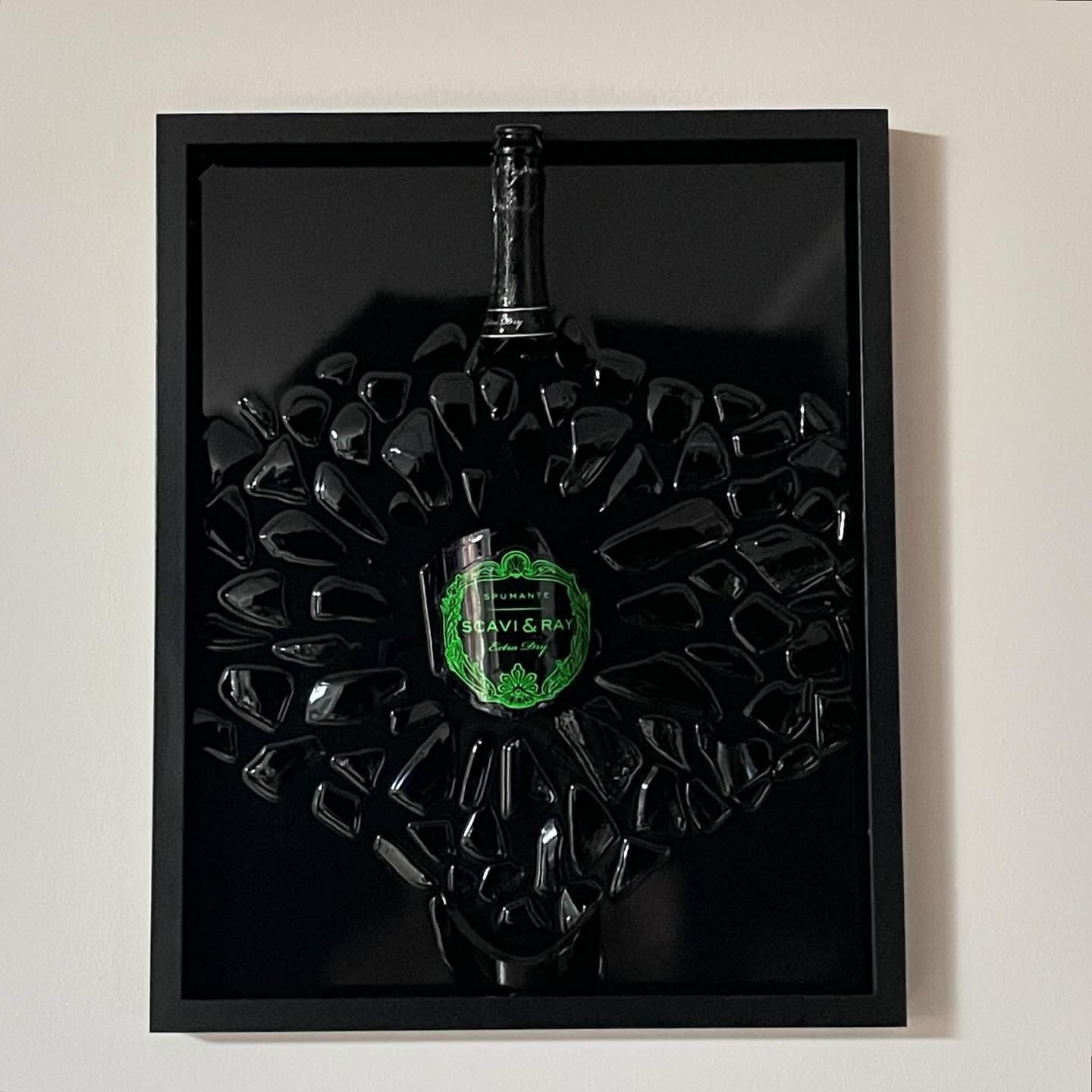 Erster Einblick in unsere Produkte.
Zerbrochene SCAVI & RAY Flasche (grün) in einem 50x40cm Bilderrahmen und mit Epoxidharz aufgegossen. 🔨🍾
#brokenbottleart #epoxy #epoxidharz #art