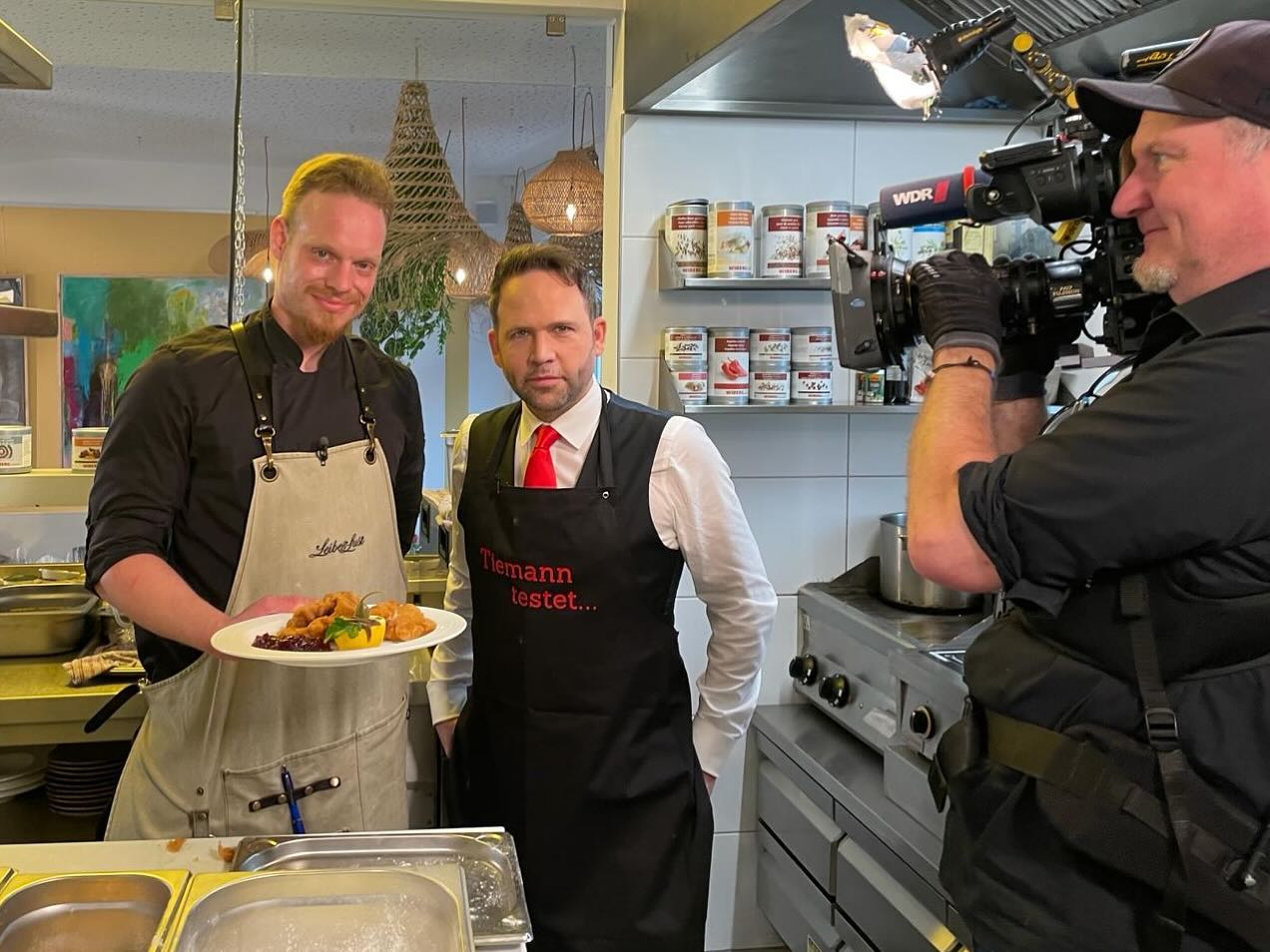 @christoph_tiemann, unterwegs für den WDR Münster, will in der Küche der @leibeslust__ms das Geheimnis der luftigen Panade des Original Wiener Schnitzels lösen. Auflösung Am 12.4. im Lokal-TV. #tiemanntestet #münster #münstergehtaus