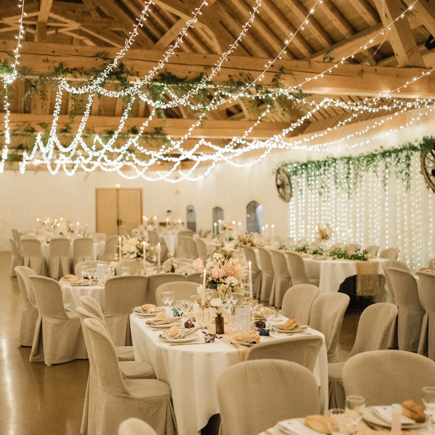 Ambiance douce et chaleureuse à @lafermedegy
Toujours un plaisir de travailler au sein de ce domaine.
Léah souhaitais beaucoup de lumière, un travail de plafond colossal de deux jours.
Qu'en pensez-vous... Défit relevé?
_--------------
Wedding team
📸@vibrant_feelings_photography
💐@latulipenoire.artfloral
✨ @lamalleodecos
✉️@brunecreationdesign
---------------
#lumiere #chaleureux #elegantwedding #mariagehivernal
#beigeisbeautiful
#beige
#fermedegy
#janvier
#mariageenhiver