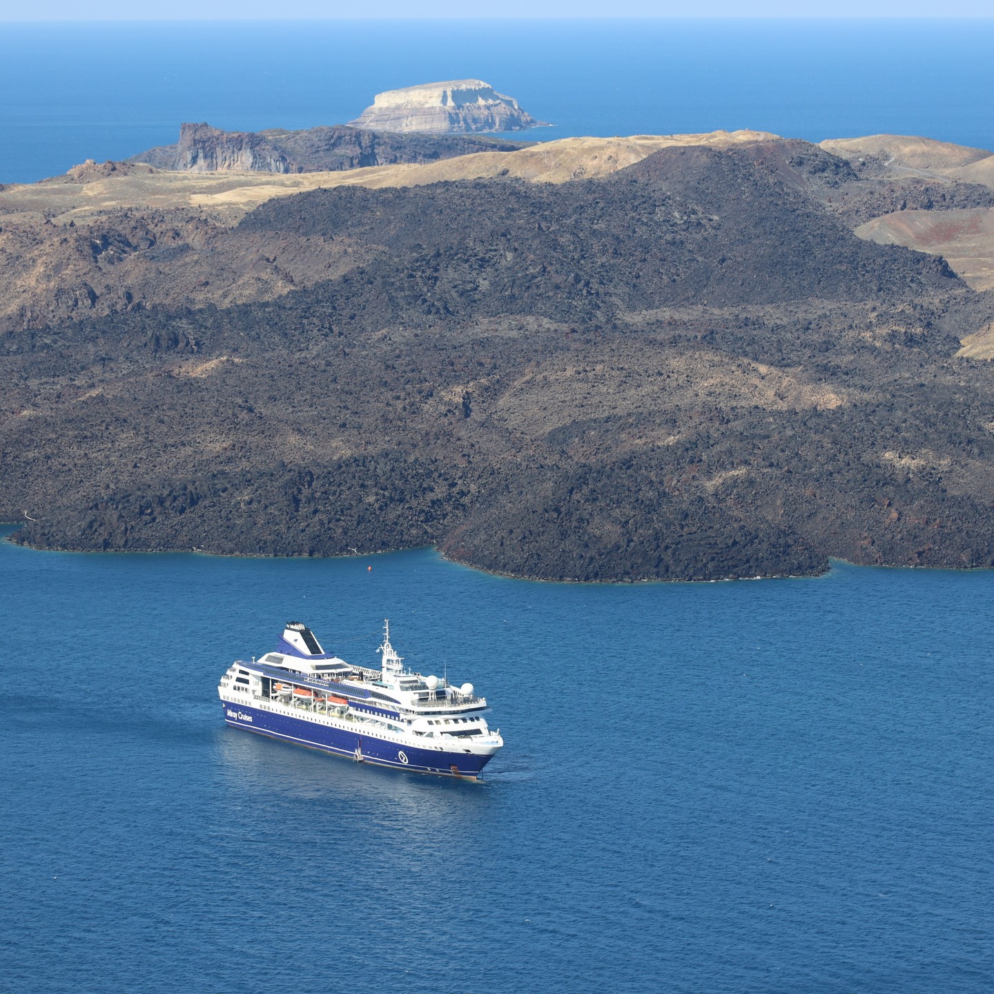 Cruiseship outside the volcanic island Nea Kemeni next to Santorini
#visitgreeceguide #visitgreecegr #visitgreece_ #visitmagicalgeece #greecegetaway #gresk #greece #travel_greece_world #travel_greece