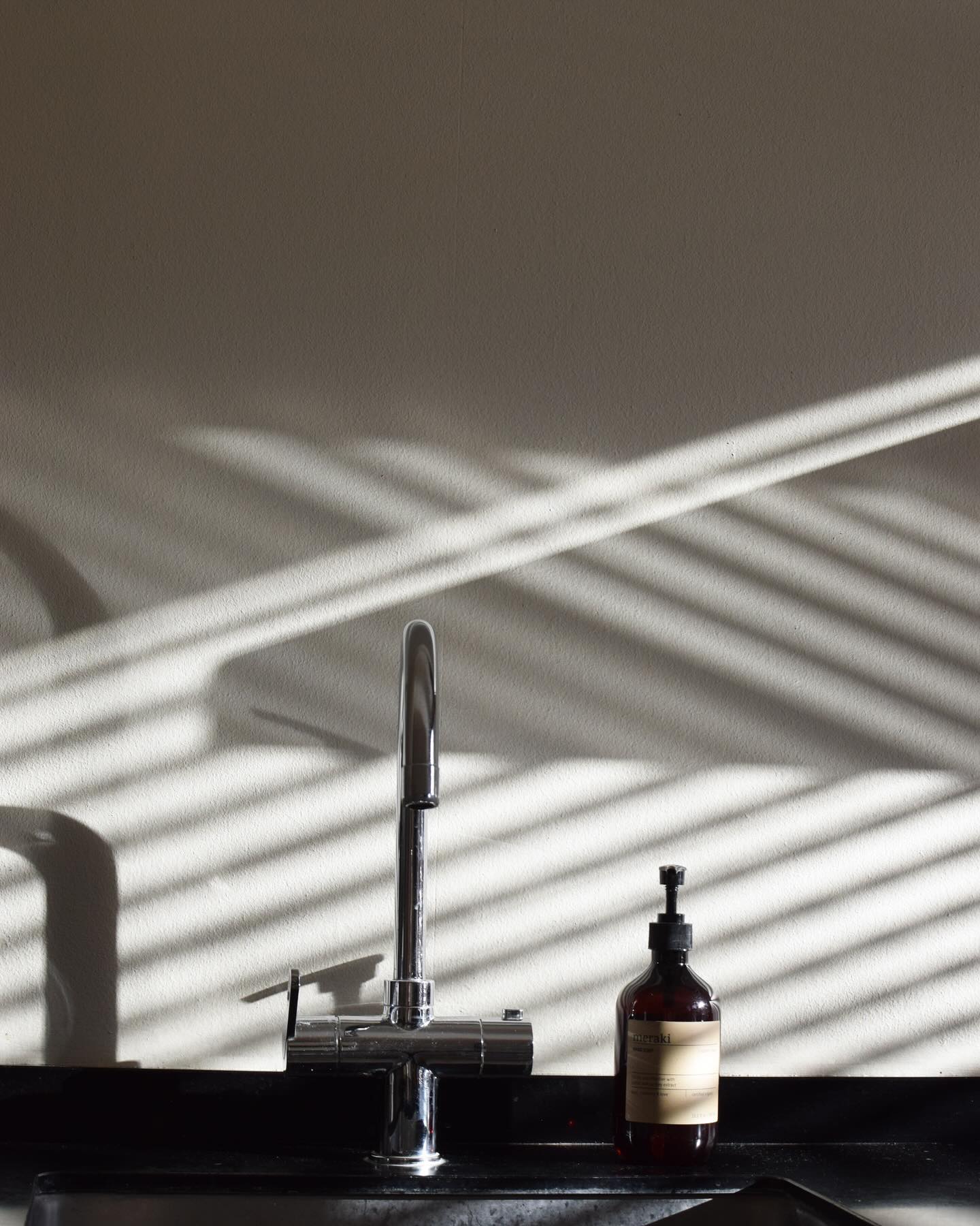 Soms is zonlicht alleen al genoeg om je interieur een opfrisser te geven. Nog meer mensen die verlangen naar de lentezon? โ๏ธ
#lichtinval #Meraki #keukendesign