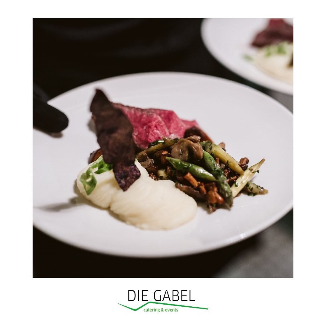 Kulinarische Einblicke in eine wundervolle Hochzeit in einer unserer Partner-Locations im Rhein-Main Gebiet.
Ein serviertes Dinner in einer Hofscheune an wahnsinnig schön eingedeckten Tafeln und im Anschluss leckere Drinks an der Bar
– viel schöner kann es eigentlich nicht werden!
Fotos: @mamaphotowedding
Location: @hofgut_von_huenersdorff
*Werbung*
#diegabel_cateringevents #cateringfrankfurt #cateringrheinmain #premiumquality #cateringservice #wedding #finedining #drinks