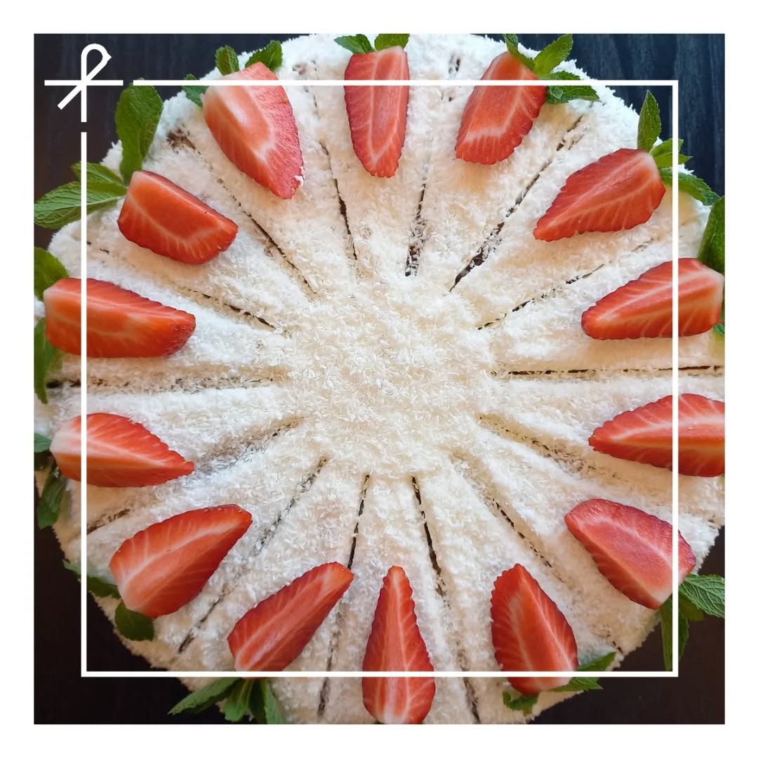 Novinka mezi dezerty - kokosový dort s pařížskou šlehačkou zdobený jahodami, kokosem a mátou. 🍰
#dezert #sladke #dort #kokos #bistrovlastovka #bistro #klatovy