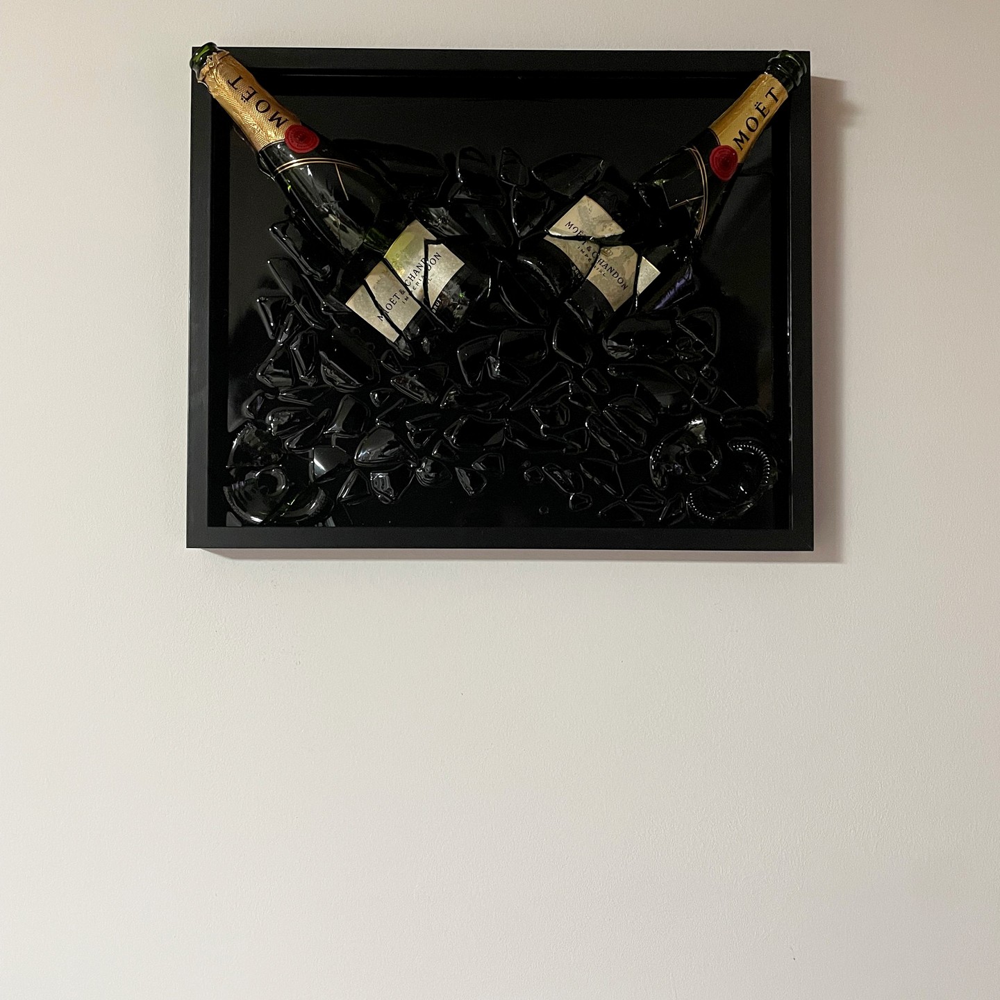 Zwei MOËT & CHANDON IMPÉRIAL BRUT Flaschen im 50x40 cm Bilderrahmen mit Epoxidharz übergossen. 🔨🍾
#brokenbottleart #epoxy #epoxidharz #art