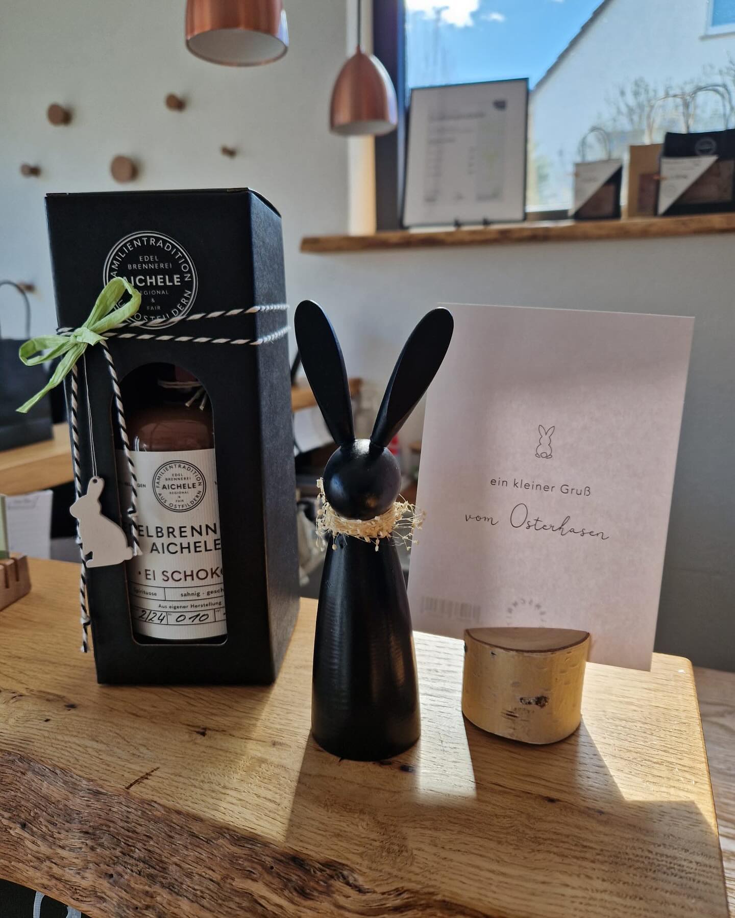 Es ist Frühling und Ostern steht vor der Türe…
Benötigt ihr noch etwas Besonderes für Ostern? Dann schaut doch mal in der Edelbrennerei Aichele vorbei. Wir freuen uns auf euch. Hier findet ihr eine große Auswahl an regionalen Produkten, da ist bestimmt für alle was dabei!
Wie wäre es mit den neuen Spezialitäten „Haselnuss“ oder „Erdbeer Geist“? Oder doch lieber ganz klassisch ein Eierlikör, auch in der besonders beliebten Schoko Variante erhältlich? Dieser passt sehr gut zum Nachtisch mit einem leckeren Vanilleeis.
Natürlich findet ihr in der Edelbrennerei Aichele auch zwei verschiedene alkoholfreie Seccos, die euren Osterbrunch bestimmt wunderbar ergänzen.
Die Edelbrennerei Aichele ist in der Osterwoche wie folgt für Euch da:
Donnerstag, 28.03.24: 09.00-13.00 Uhr und 15.00-19.00 Uhr
Karfreitag, 29.03.24 geschlossen
Ostersamstag, 30.03.24: 09.00-13.00 Uhr
https://www.edelbrennerei-aichele.de. #filderanzeiger #aichele #brennerei #streuobst #handwerk #ostfildern #denkendorf #nellingen #neuhausen #aufdenfildern