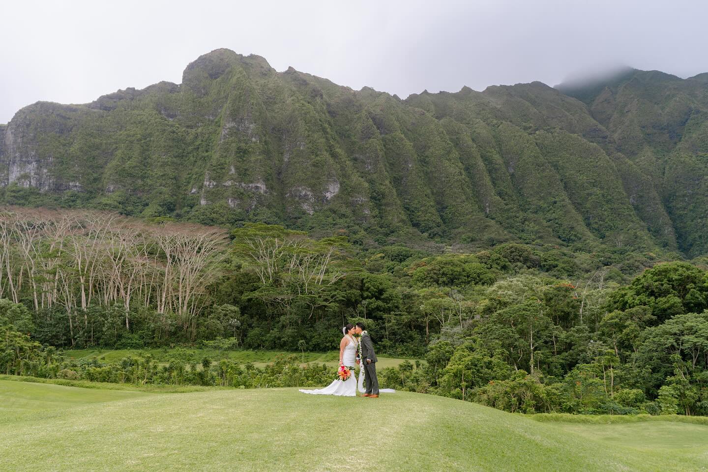 Come and visit us at the 2024 Spring Wedding Expo at @koolauballrooms tomorrow (Wednesday) 3/27 from 5:30-9:00 PM. Hope to see you there!
We will also be hosting a coordination workshop and info session at 6:30 PM in Makai II. Please join us!
📷: @dreamfxmedia
🌺: @savannahs_events
🔗: @kahuondabeach
#weddings #hawaiiwedding #hawaiiweddings #hawaii #koolau #koolaumountains #koolauballrooms #majestic #scenery #weddingvenue #weddingexpo
