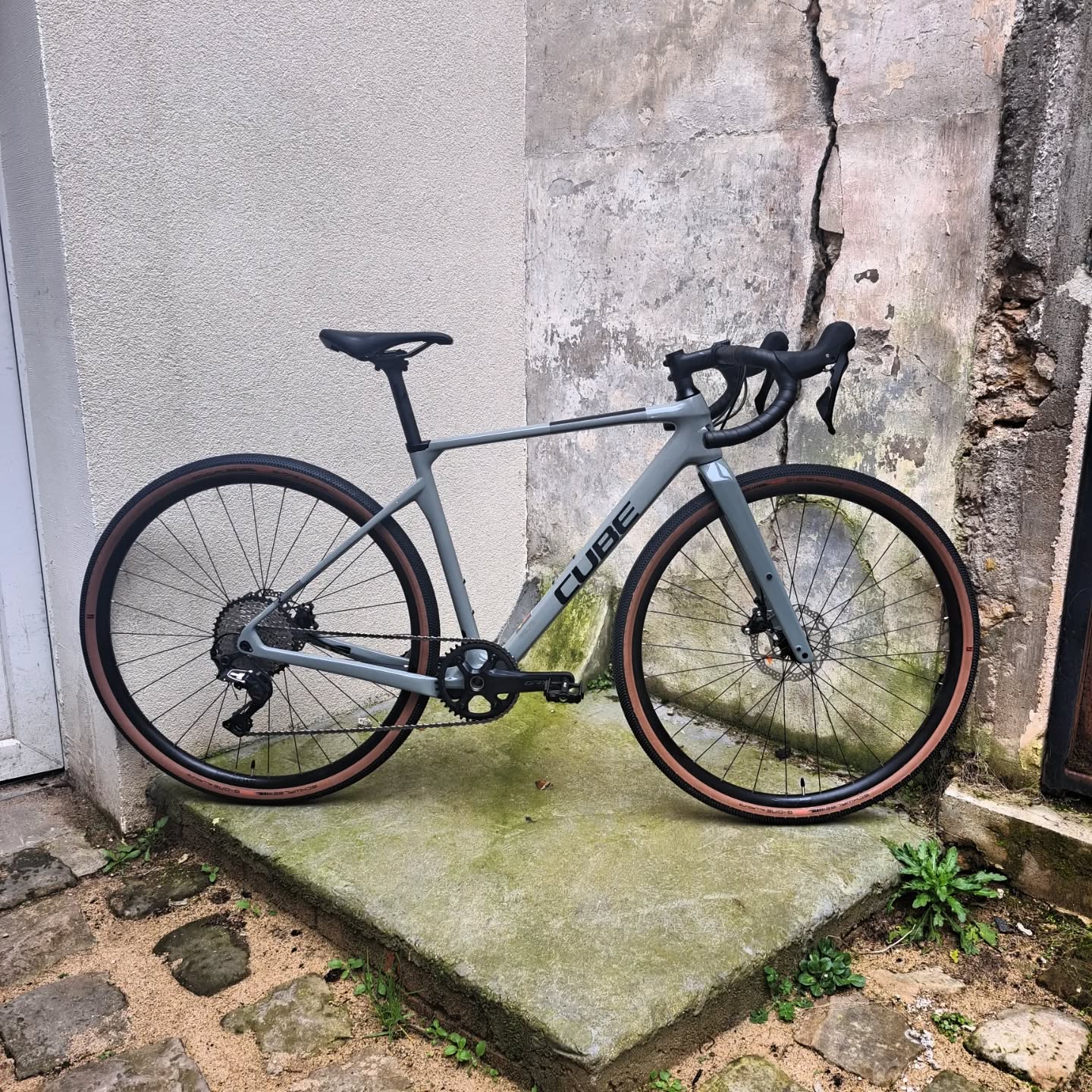 Le magnifique Nuroad C:62 Pro de chez @cubebikes_fr ✨️
Une pépite : très difficile à trouver sur le marché du neuf ! Et regardez bien le design de ce cadre 🤌
Vendu à un client qui cherchait de la nervosité sans mettre de côté la polyvalence 🚴🏼♀️
✅️ Cadre et fourche en carbone C:62 Advanced Twin Mold
✅️ Groupe de transmission et freinage hydraulique à disques Shimano GRX (derailleur arrière GRX812, cassette XT)
✅️ Poids total : 9,0 KG 🪶🪶
#cubenuroad #gravelbike #carbonbike #carbongravelbike #pourmonvelo #verriereslebuisson #adventurebike #shimanogrx
