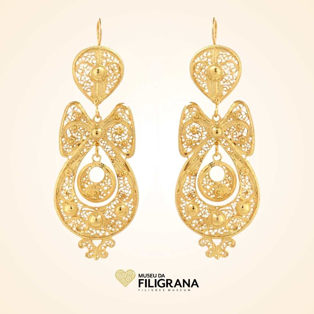 Anselmo 1910 apresenta na loja do Museu da Filigrana os brincos à princesa em prata dourada.
Presenting at The Filigree Museum store the gold plated sterling silver filigree earrings.
#brincos #filigrana #brincosrainha #tradicional #portugal #pratadourada #earrings #filigree #queenlikeearrings #traditional #handmade #goldplatedsilver #queenlikeearrings