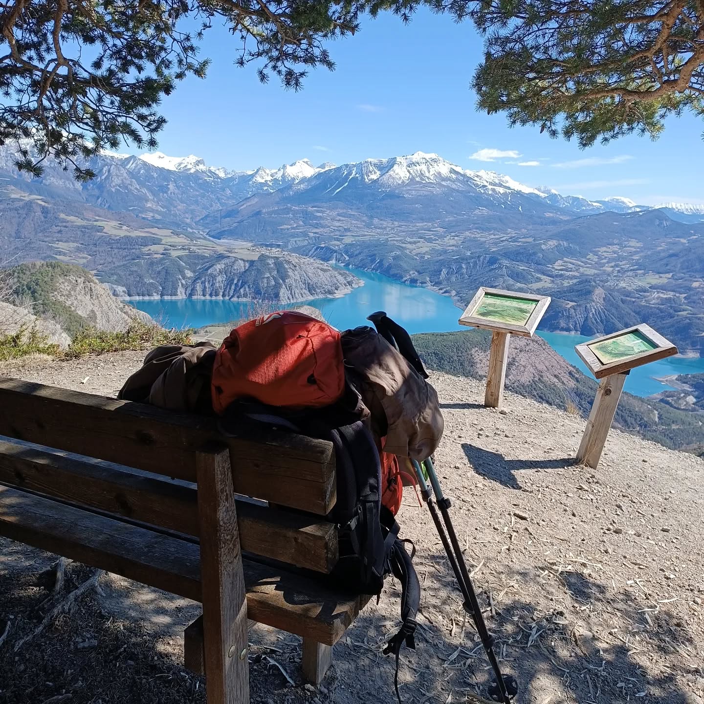 🌿Op zoek naar een pauzemoment vol groei en ontdekking? 🌻
Leer, groei en beleef onvergetelijke momenten te midden van de natuur. Neem de tijd om jezelf écht te leren kennen en je innerlijke kompas te volgen. 🧭
Laat je inspireren door het verhaal van Marie, die tijdens haar Passagetocht een betere connectie vond met zichzelf. 💝
“Ik zit in mijn sabatjaar om mezelf beter te leren kennen. Er is geen betere manier om dit te doen dan op een Passagetocht mee te gaan! Ik had mezelf origineel ingeschreven om diepere connecties met anderen aan te gaan, en het is uitgedraaid op een betere connectie met mezelf. 😄Ik kan nu met een gerust hart volgend jaar terug aan mijn studies beginnen zonder te twijfelen aan mezelf. Door de Passagetocht heb ik ondervonden dat het normaal is wat ik verlang en dat ik niet alleen ben (wat eerst helemaal onmogelijk leek te zijn).”
🌱Voel je het ook kriebelen om deze zomer een pauzemoment in te lassen? Even de tijd te nemen om te herbronnen en je batterijen op te laden? 🔋😎
Neem contact op via www.passagetochten.fr en boek een gratis kennismakingsgesprek. Je tocht begint sneller dan je denkt. 😉
Samen met de andere therapeuten @hannedvnck, @kareny.borremans en @sophieboddez en Kristien Rochette heb ik enorm veel zin in om je mee te gidsen op dit onvergetelijke avontuur. 🦋🤸🏻♀️
Veel liefs,
Karlien
#Passagetocht #avontuur #Pauzemoment #PersoonlijkeGroei #Verbinding #groepstherapie #therapeuten #outdoor #alpen #zon
