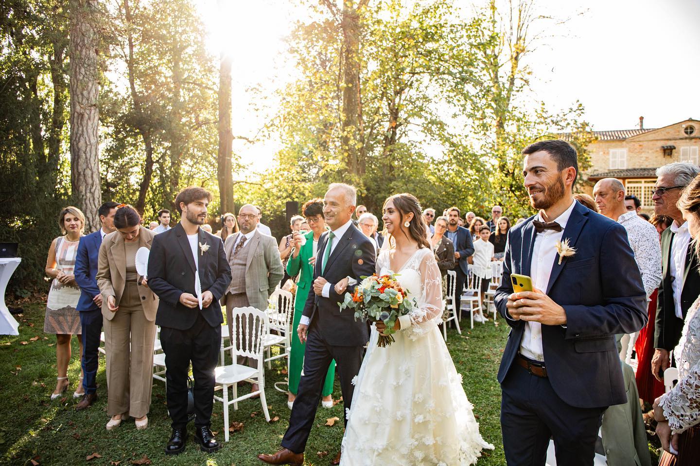 L’arrivée de la mariée, cérémonie laïque au domaine de Lamartine 🌻
#mariage #wedding #love #deco #bride #weddingday #amour #weddingdress #bridetobe #couple #weddingplanner #robedemariee #lyon #photographelyon #weddinginspiration #france #fashion #mariagelyon #photography #weddingphotography #reportagespotlight #decoration #weddingphotographer #canon5dmarkiv #canon #photographemariage #reportage