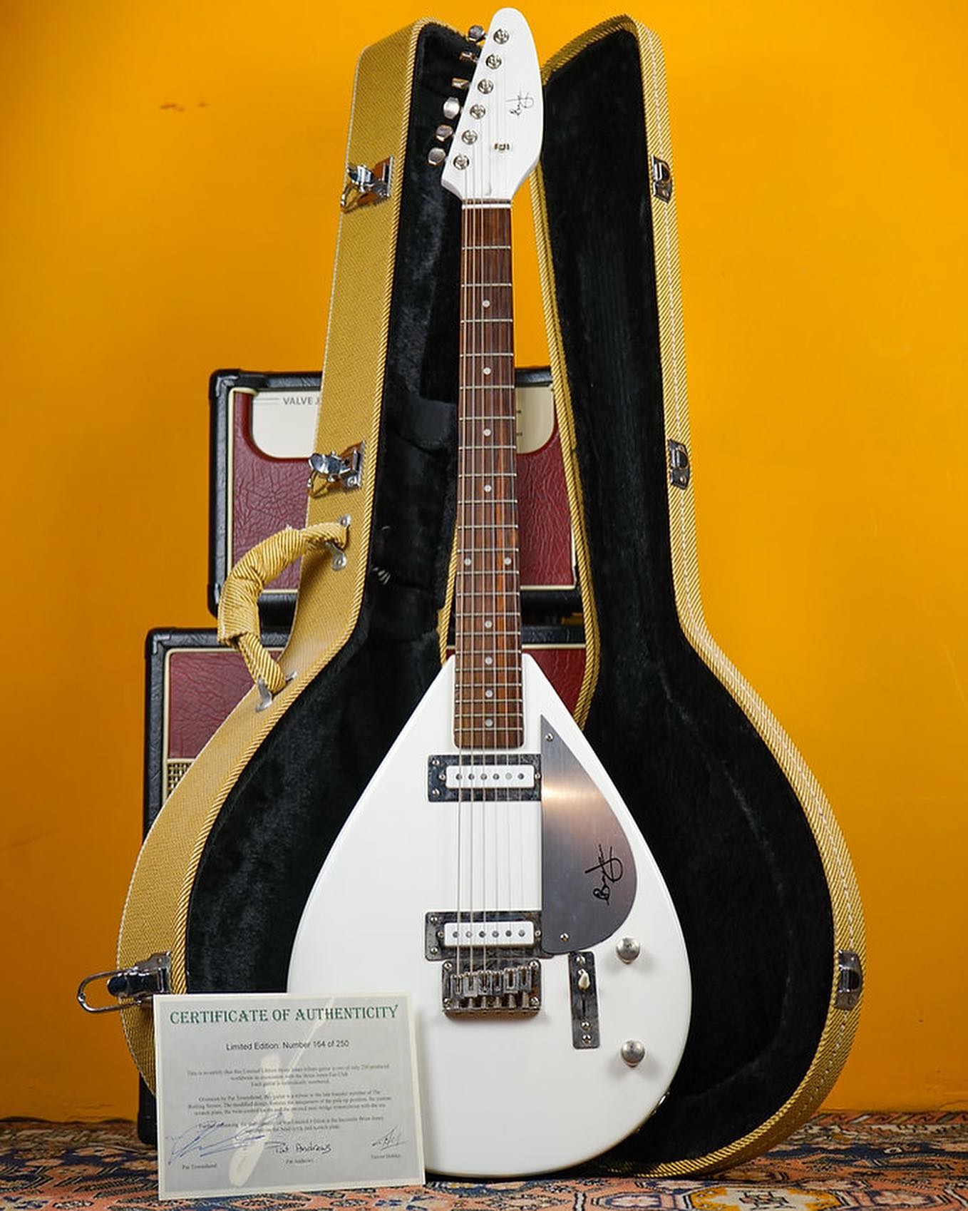 Here it comes…
Super limited (1/250) Hutchins Brian Jones Tribute Teardrop model, with original tweed case and COA.
A nice collaboration dating from 2008 which sought to honour the legendary model played by the man himself.
It features the iconic teardrop body shape, matching white paddle headstock and a signature motif to the pickguard.
This is number 164, a nice coincidental nod to a great year for the Stones (and music in general, of course).