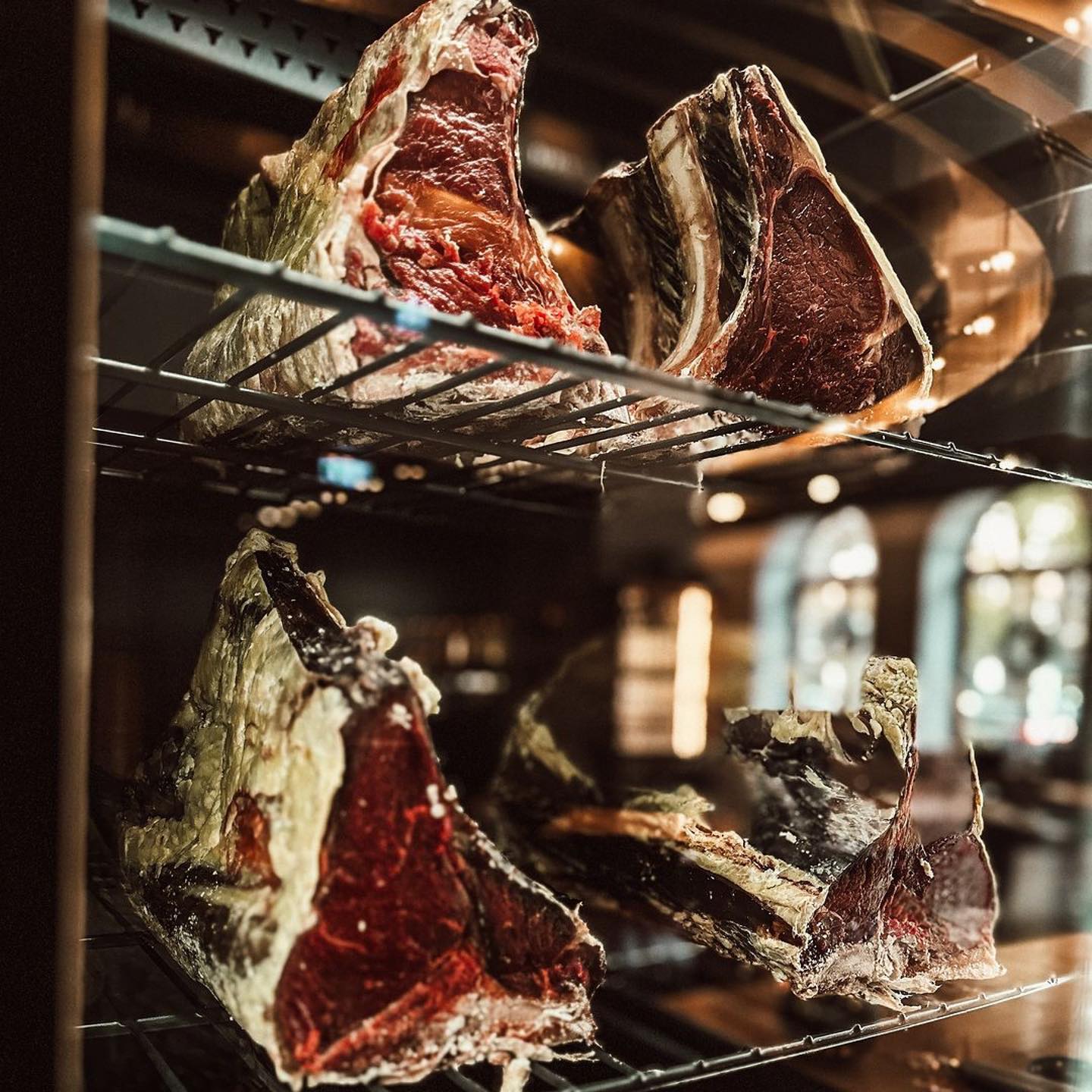 Die Magie der Zeit 🥩✨
Reposted from: @dstriktsteakhouse
#dryaged #dx1000 #steak #beef #grassfed #carnivore #tbone #porterhouse #sirloin #meat #incredible #foodie #barbeque #bbq #butcher #chef #restaurant #restaurantdesign #trend #trending #meat #aged #professional #quality #headchef #butcher #butcherblock