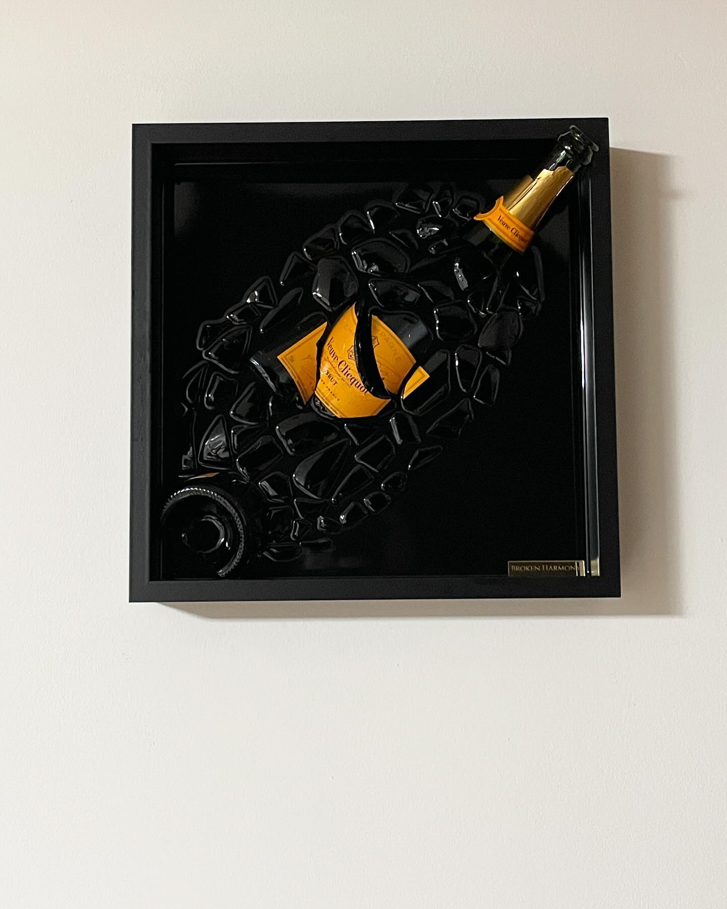 Eine Veuve Clicquot Flasche im 40x30cm Bilderrahmen mit Epoxidharz übergossen. 🔨🍾 #brokenbottleart #epoxy #epoxidharz #art