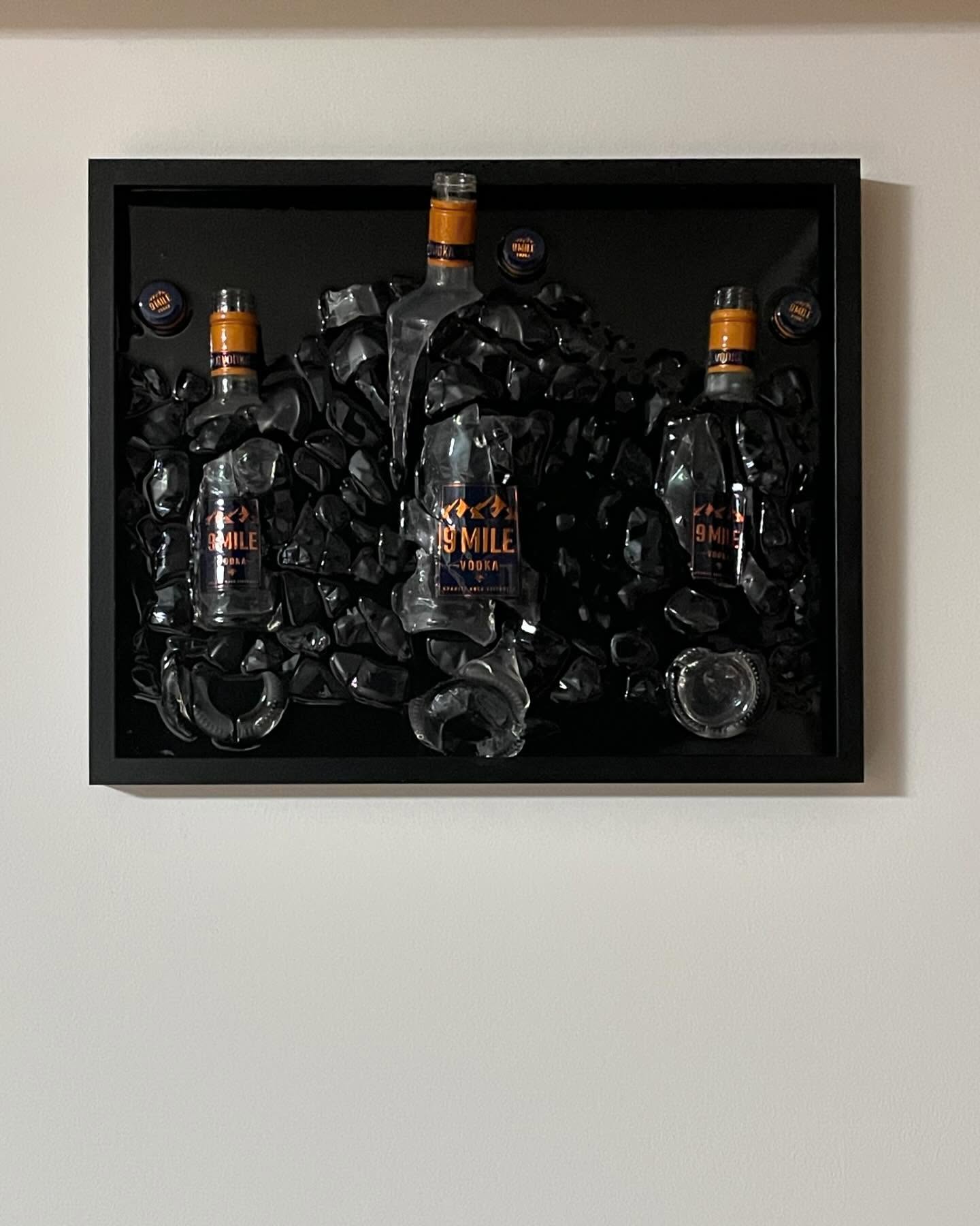 Drei 9Mile Flaschen im 50x40 cm Bilderrahmen mit Epoxidharz übergossen. 🔨🍾 #brokenbottleart #epoxy #epoxidharz #art