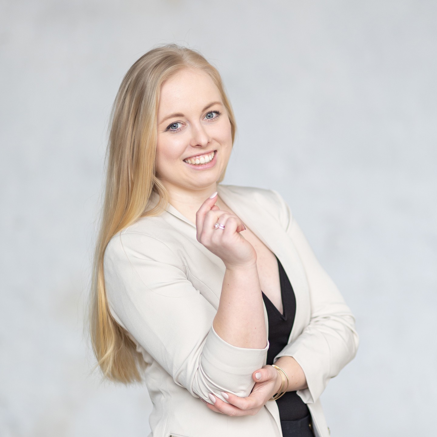 📸 Deine Marke, dein Stil! 🌟
Als Fotografin bei Fotoloft Zittau ist es meine Leidenschaft, deine Persönlichkeit und deine Marke durch professionelle Personal Brand Shootings zum Strahlen zu bringen. 👩💼💼✨ Durch mein einfühlsames Coaching und meine Expertise sorge ich dafür, dass du dich vor der Kamera wohl fühlst und deine wahre Essenz einfängst. 💫 Interessiert an einem unvergesslichen Brand Shooting?
Kontaktiere mich jetzt für weitere Informationen und vereinbare dein persönliches Shooting! 💌 www.fotoloft.zittau.de 📲 +49 (0) 162 40 13 891
#PersonalBranding #BrandShooting #Fotografie #FotoloftZittau #ilovezittau #zittaulebendigestadt #zittauerfotografin #brandshooting